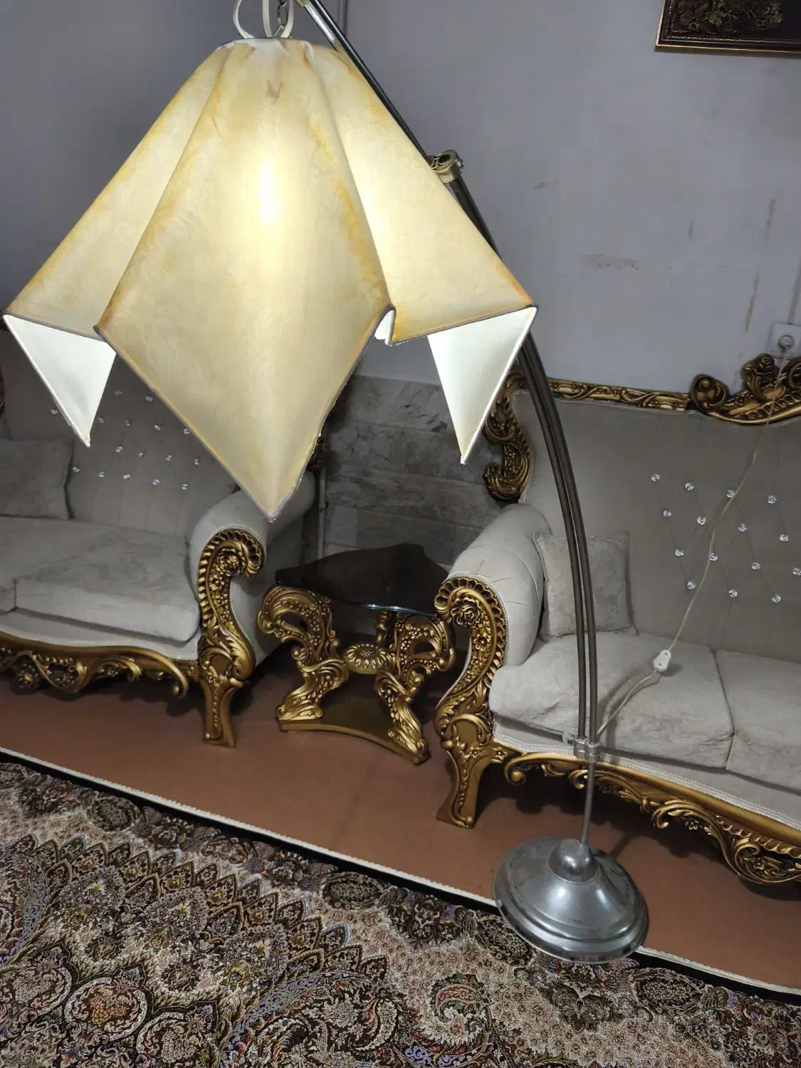 آباژور هلالی ایستاده|چراغ خواب و آباژور|قم, چهل درخت‎|دیوار