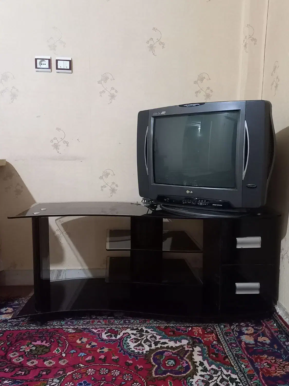 تلویزیون LG همراه با میز|تلویزیون و پروژکتور|قزوین, |دیوار