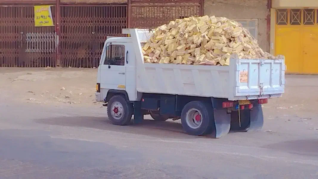 خاور آجر بالای 5تن بار چکی است|مصالح و تجهیزات ساختمان|زابل, |دیوار