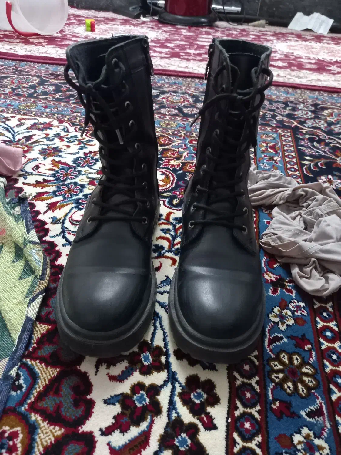 کفش بوت|کیف، کفش، کمربند|قم, امامزاده ابراهیم|دیوار