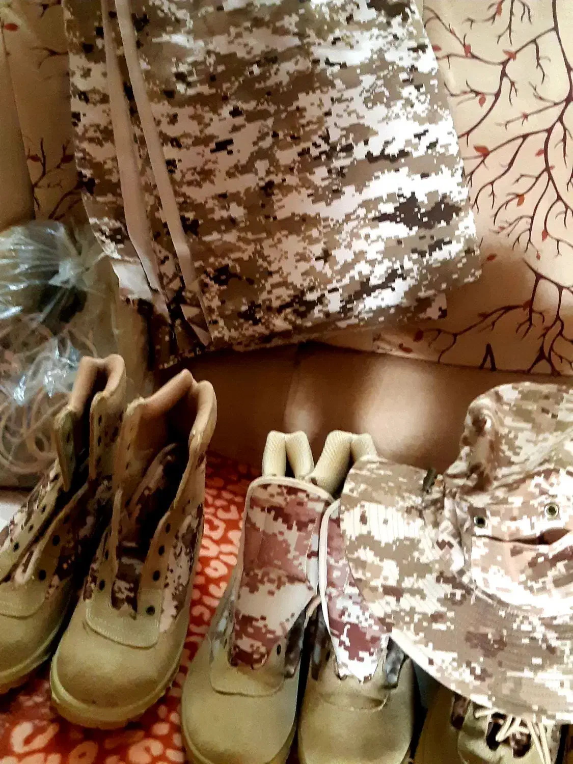 ست لباس نظامی شطرنجی و پوتین و کلاه آفتاب گیر|کیف، کفش، کمربند|زابل, |دیوار