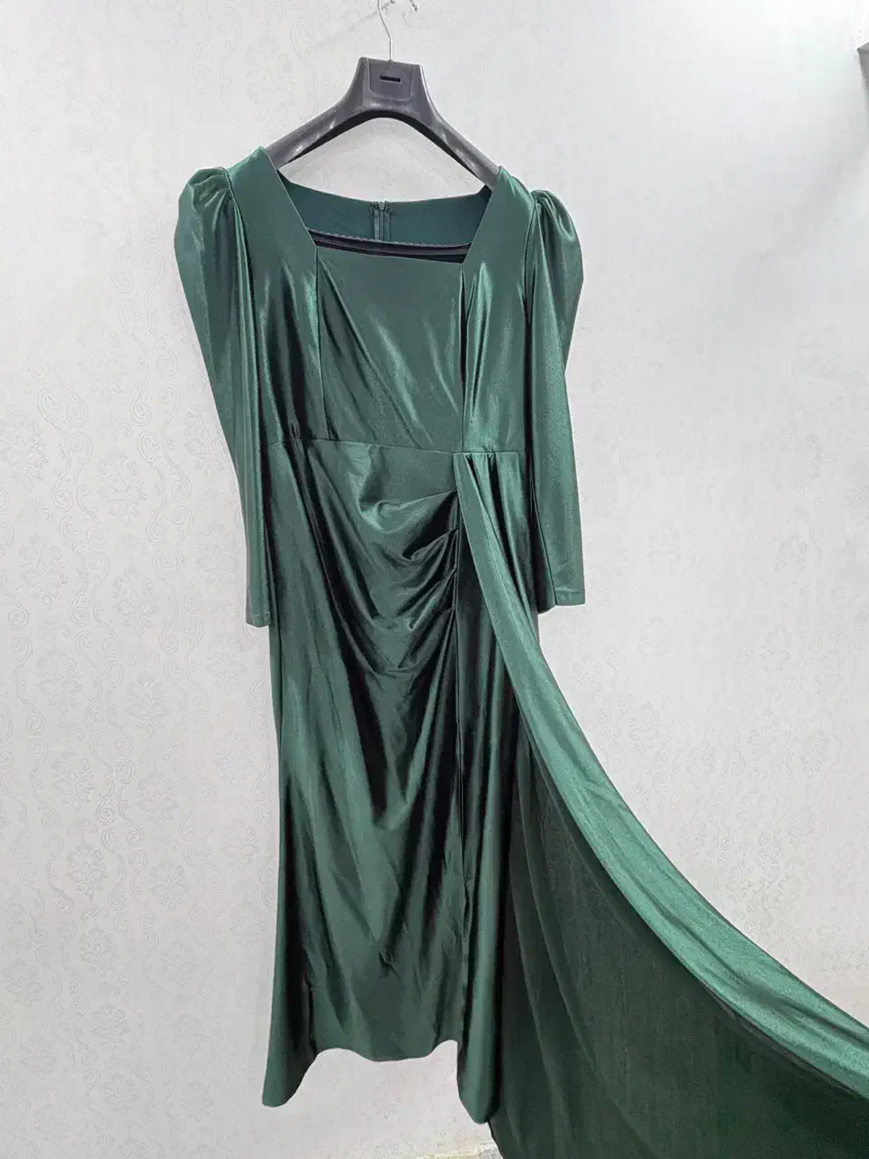 پیراهن مجلسی ساتن|لباس|لاهیجان, انقلاب|دیوار