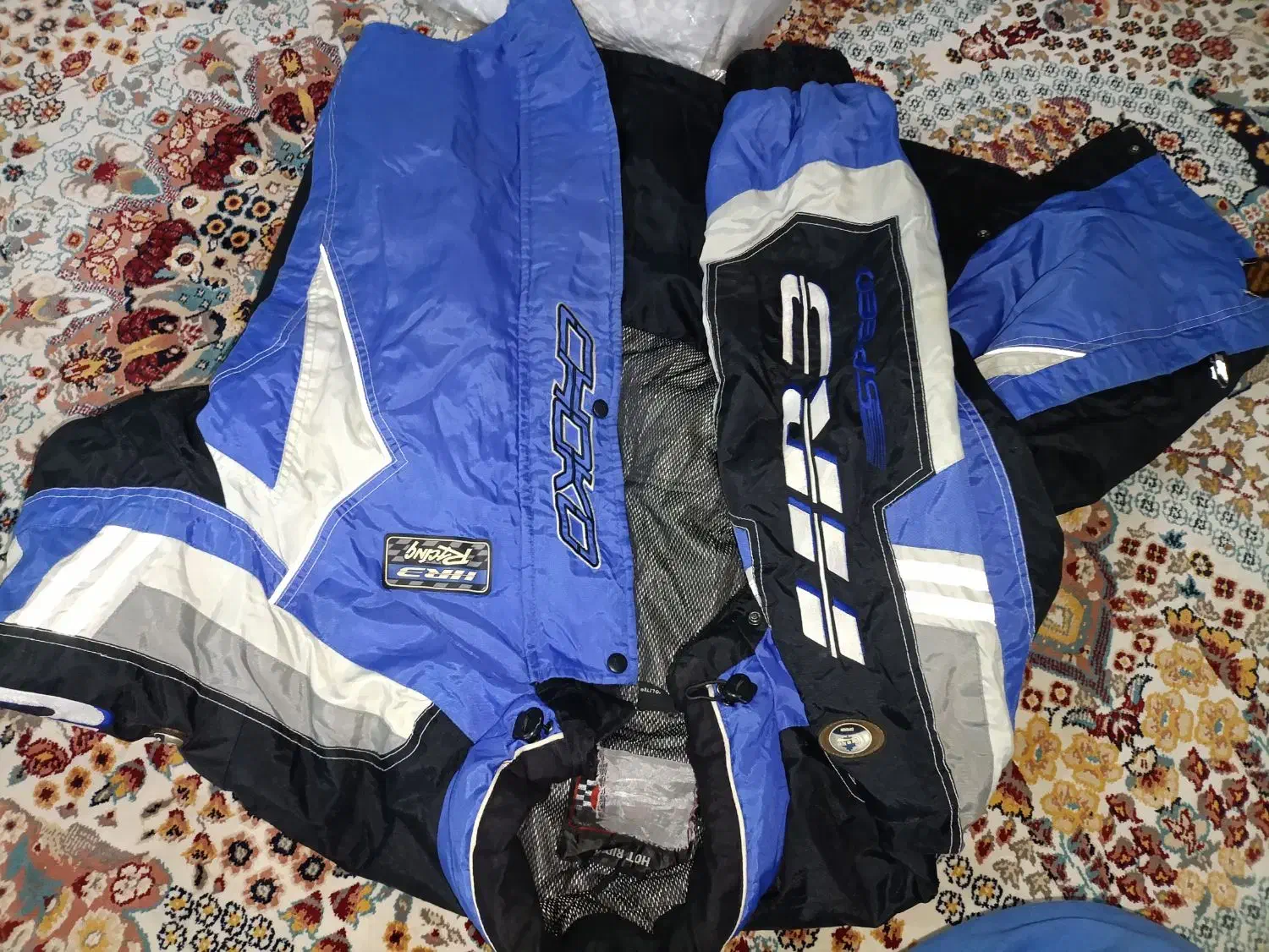 کاپشن|لباس|گلی داغ, |دیوار