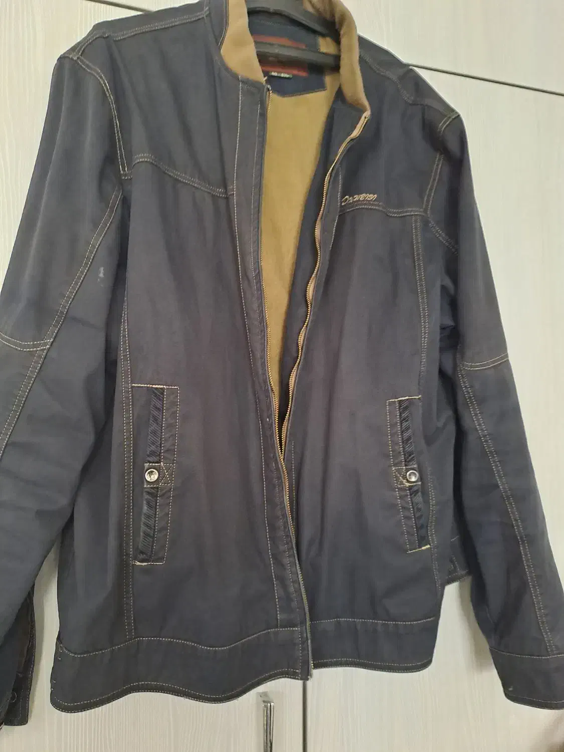 تعدادی لباس زمستانی تمیز|لباس|مشهد, کوشش|دیوار