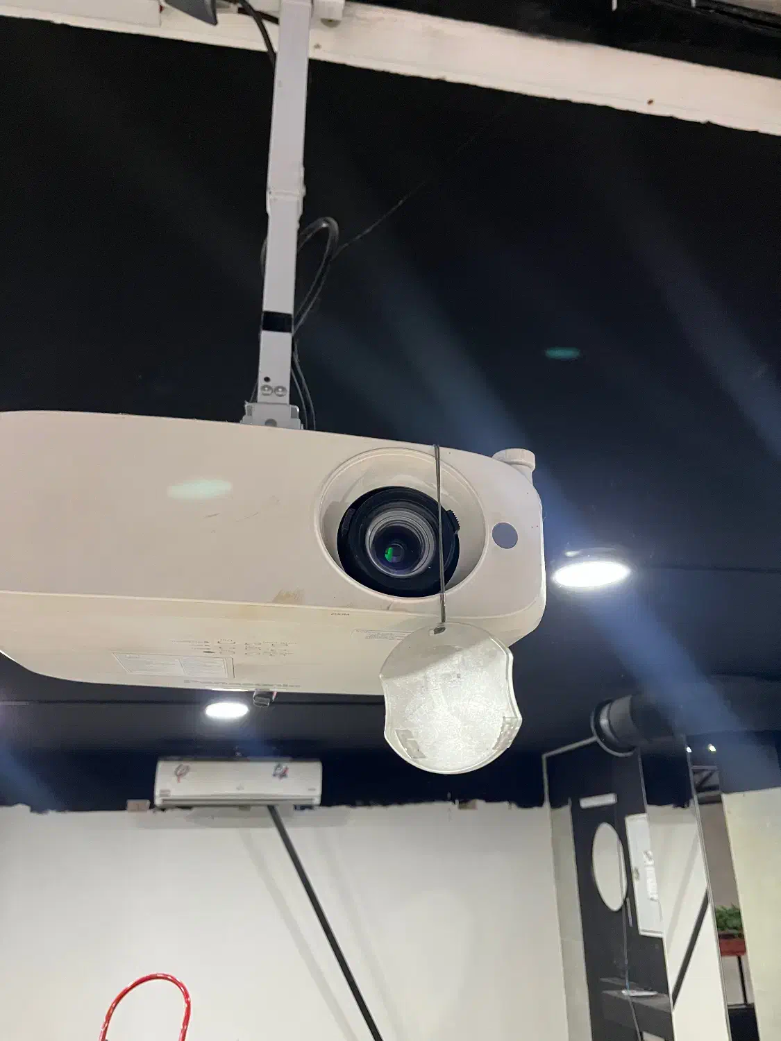 ویدئو پرژکتور پاناسونیک و پرده برقی ۳*۳|تلویزیون و پروژکتور|اصفهان, خانه اصفهان|دیوار