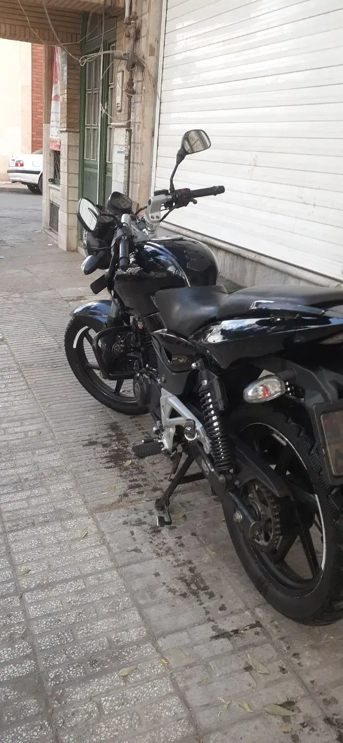 پالس ug4|موتورسیکلت|قم, قلعه یزدیها|دیوار