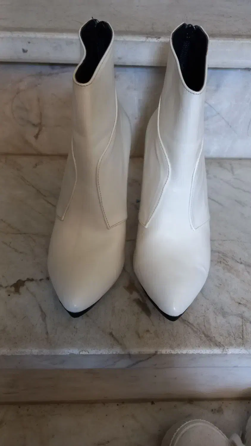 چکمه سفید|کیف، کفش، کمربند|بندر انزلی, آخرخط|دیوار