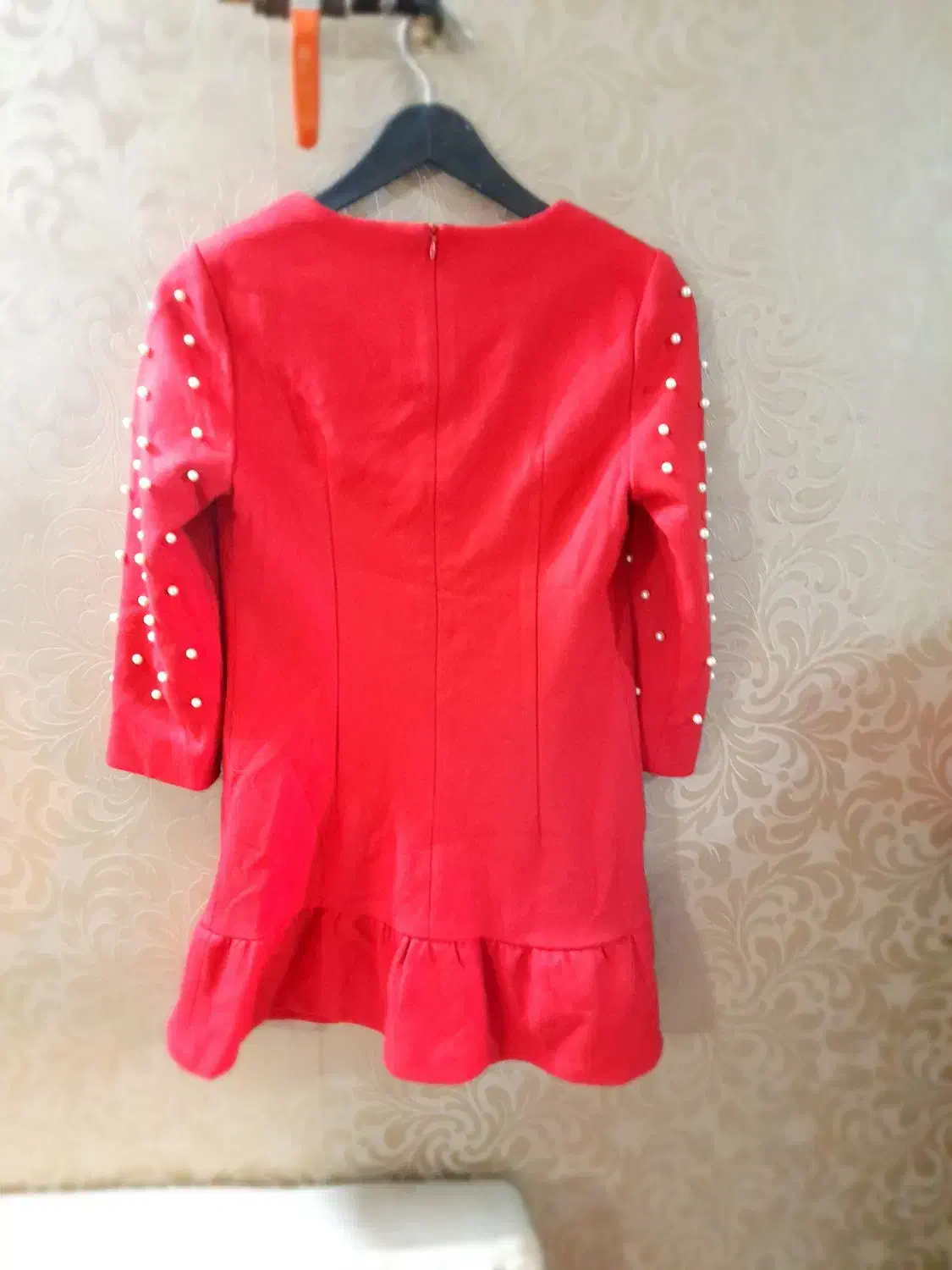 پیراهن پاییزی|لباس|رباط‌کریم, رباط‌کریم|دیوار