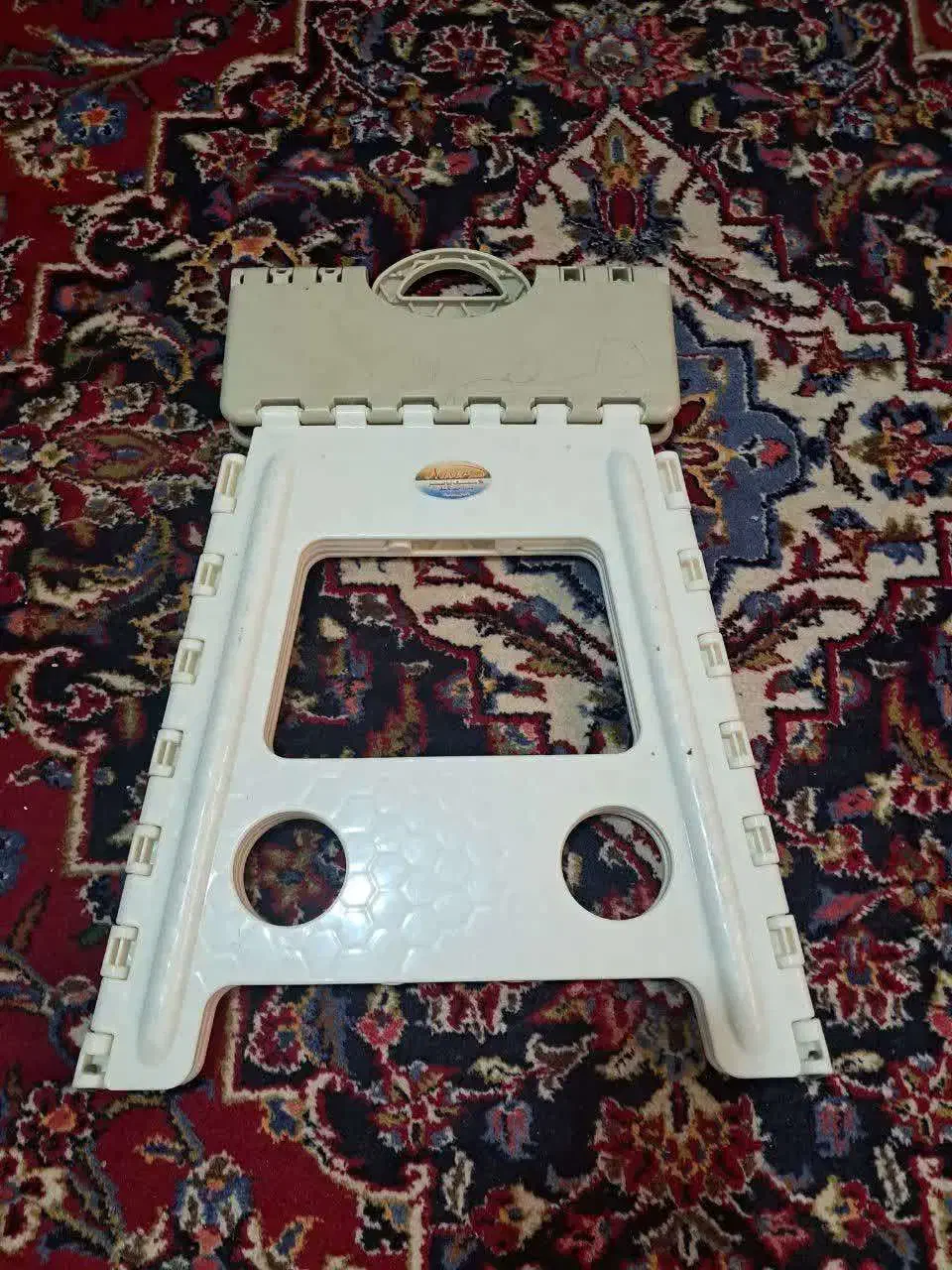 صندلی تاشو|صندلی و نیمکت|قم, باغ اشرافی|دیوار