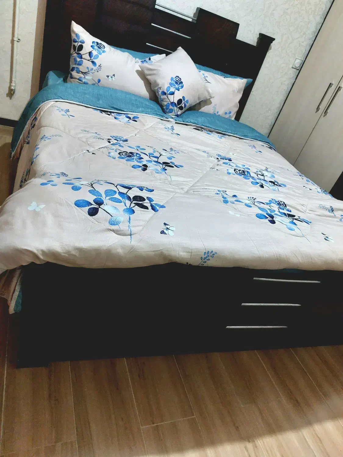 تخت خواب دو نفره تمیز و سالم همراه با کفی|تخت و سرویس خواب|خمینیشهر, |دیوار