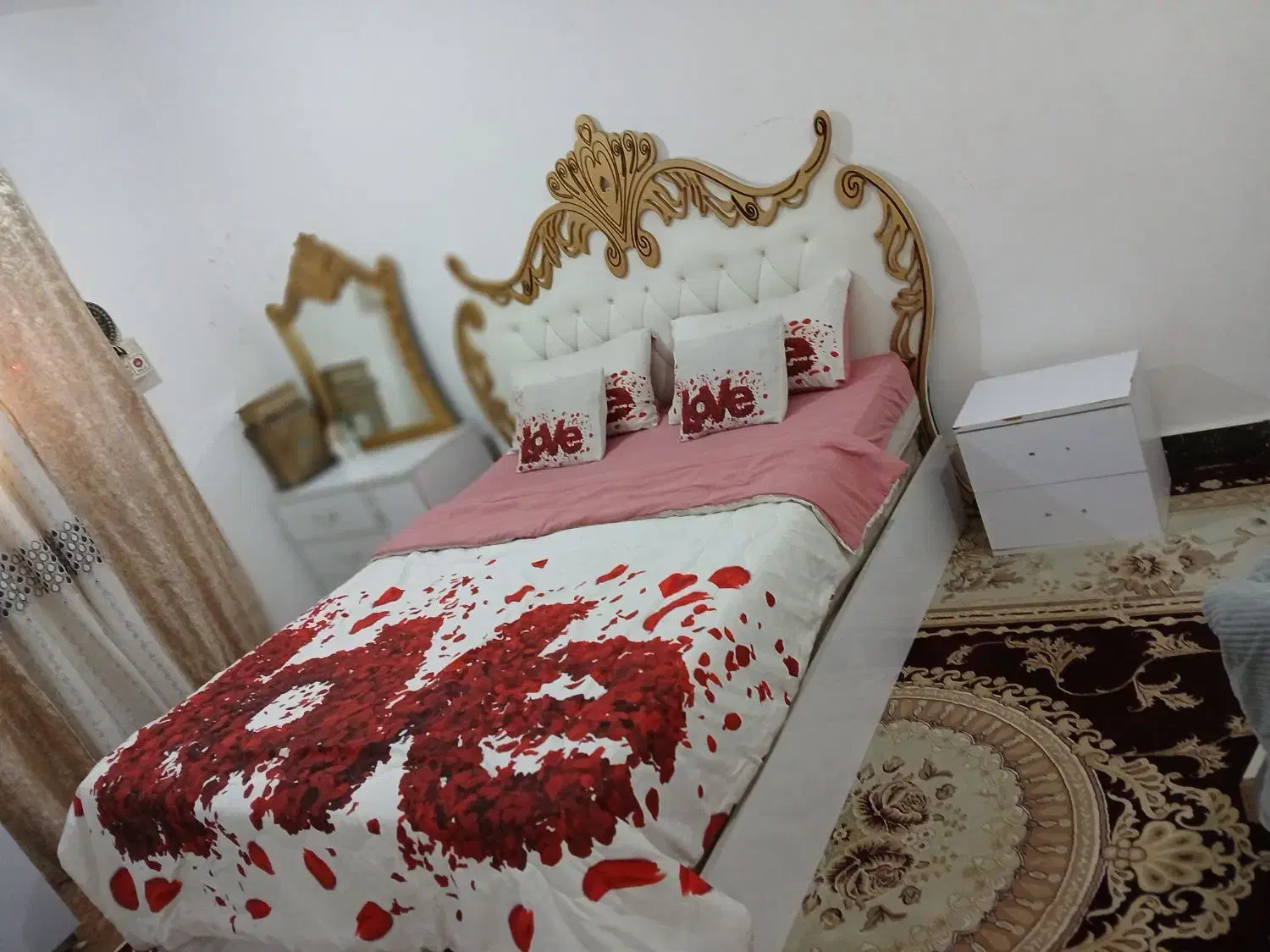 تخت خواب و میز ارایشی|تخت و سرویس خواب|باوی, |دیوار