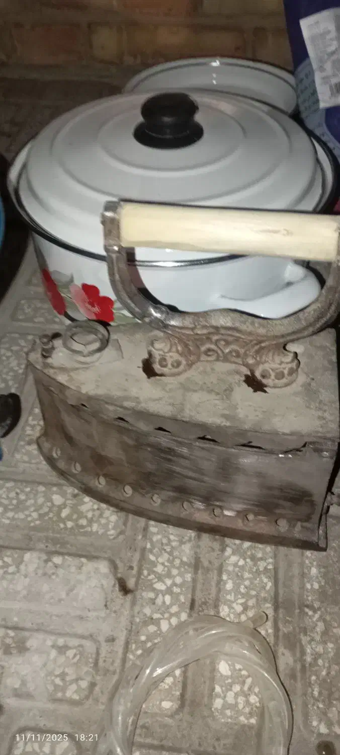 اتوذغالی قدیمی|کلکسیون اشیاء عتیقه|سمنان, |دیوار