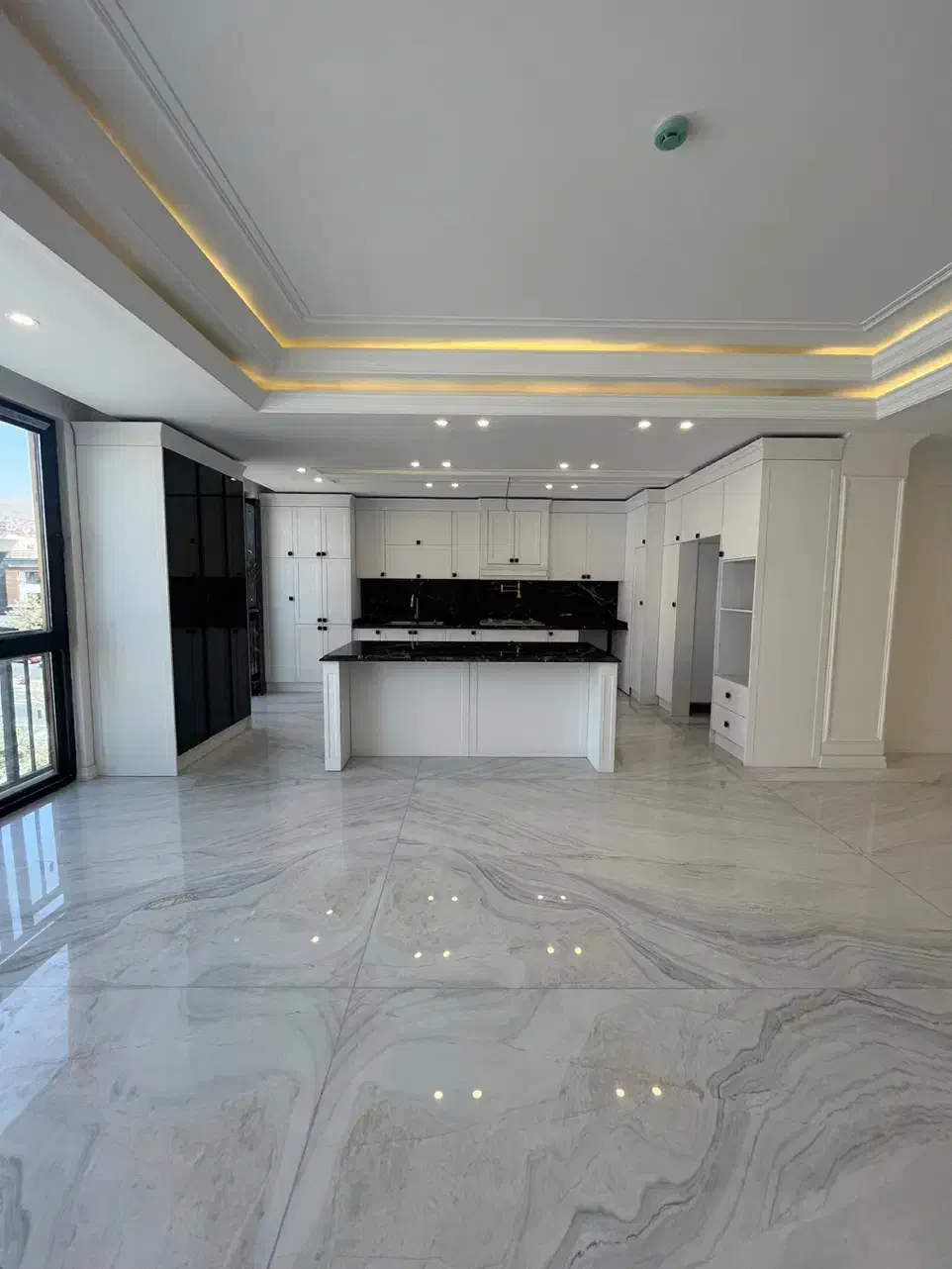 اجاره ملک ۳۰۰ متری  یکجا هر طبقه ۱۸۵ متر یکجا