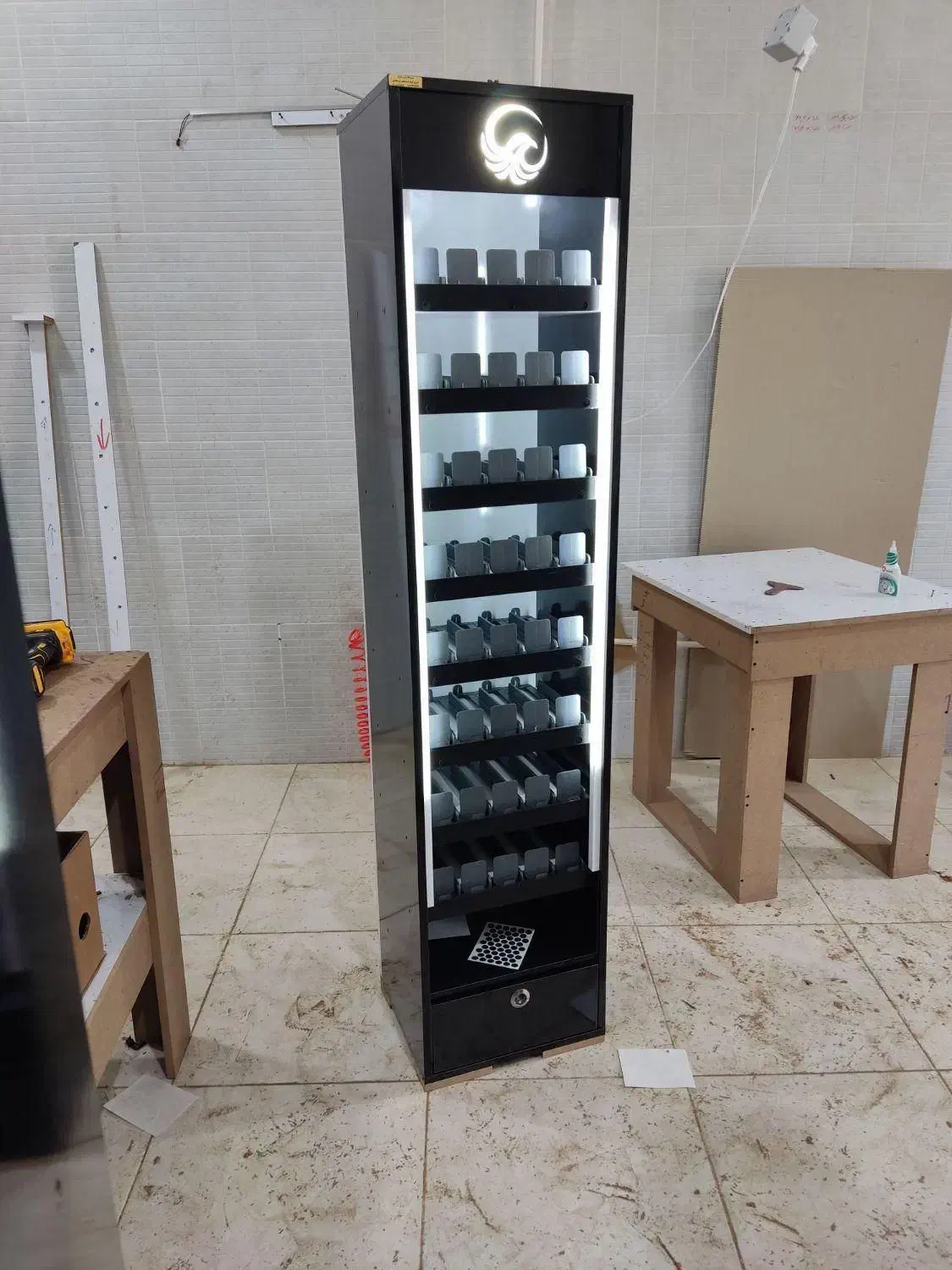 استند سیگار کوچیک و بزرگ همراه با نورپردازی|فروشگاه و مغازه|میانه, |دیوار