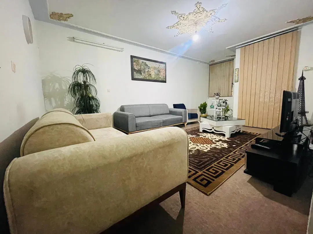 آپارتمان مبله پارکینگ دار مرکز شهر قیمت مناسب|اجارهٔ کوتاه‌مدت آپارتمان و سوئیت|شیراز, شهرک سراج‎|دیوار