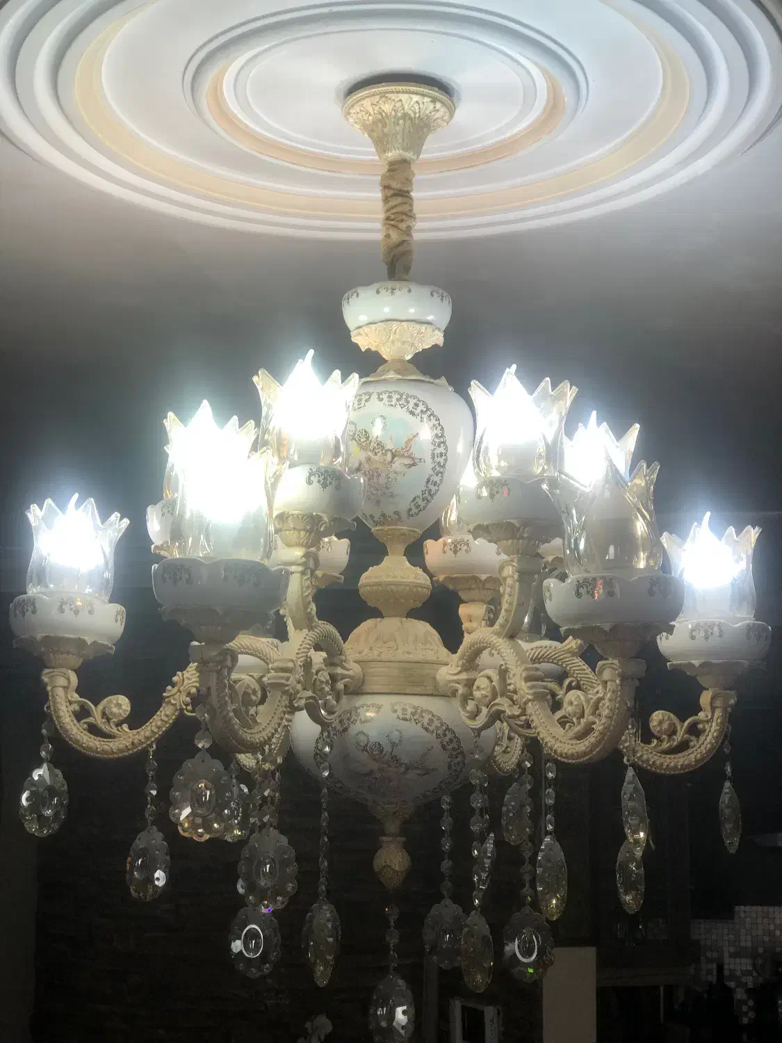 لوستر شش شاخه (۱۲شعله ) و دو عدد دیوار کوب|لوستر و چراغ آویز|کرج, کوی زنبق|دیوار