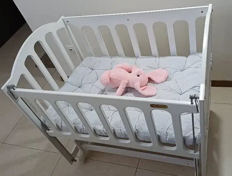 تخت کنار مادر سفید رنگ بدون تشک|تخت و صندلی بچه|تهران, کوی بیمه|دیوار