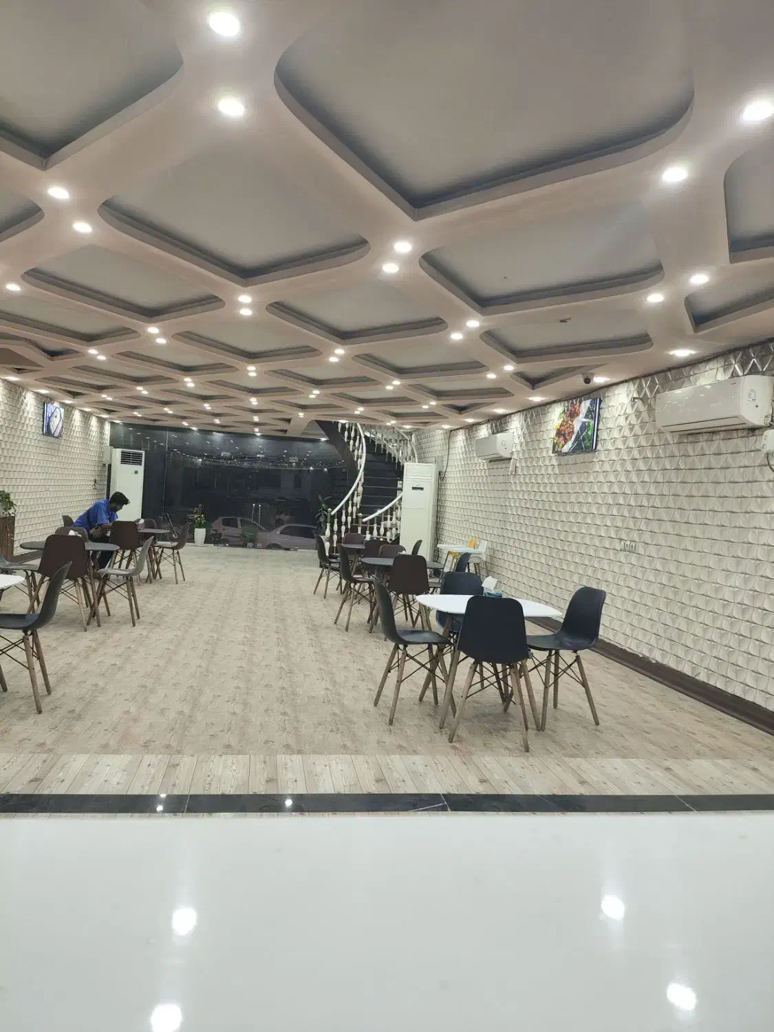 آشپز ایرانی .پیک موتوری.سالن دار.پیتزازن|استخدام خدمات فروشگاه و رستوران|بندرعباس, |دیوار