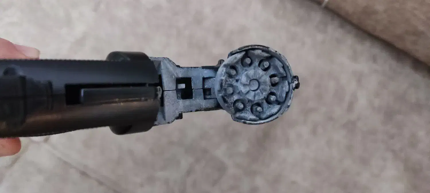 تفنگ اسباب بازی|اسباب‌بازی بچه|رباط‌کریم, رباط‌کریم|دیوار