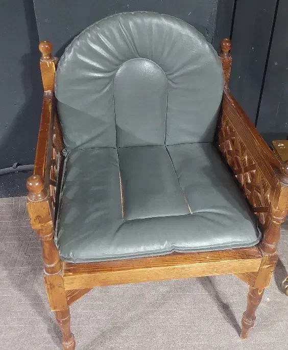 منبر چوبی با پشتی نرم|صندلی و نیمکت|اردکان, |دیوار