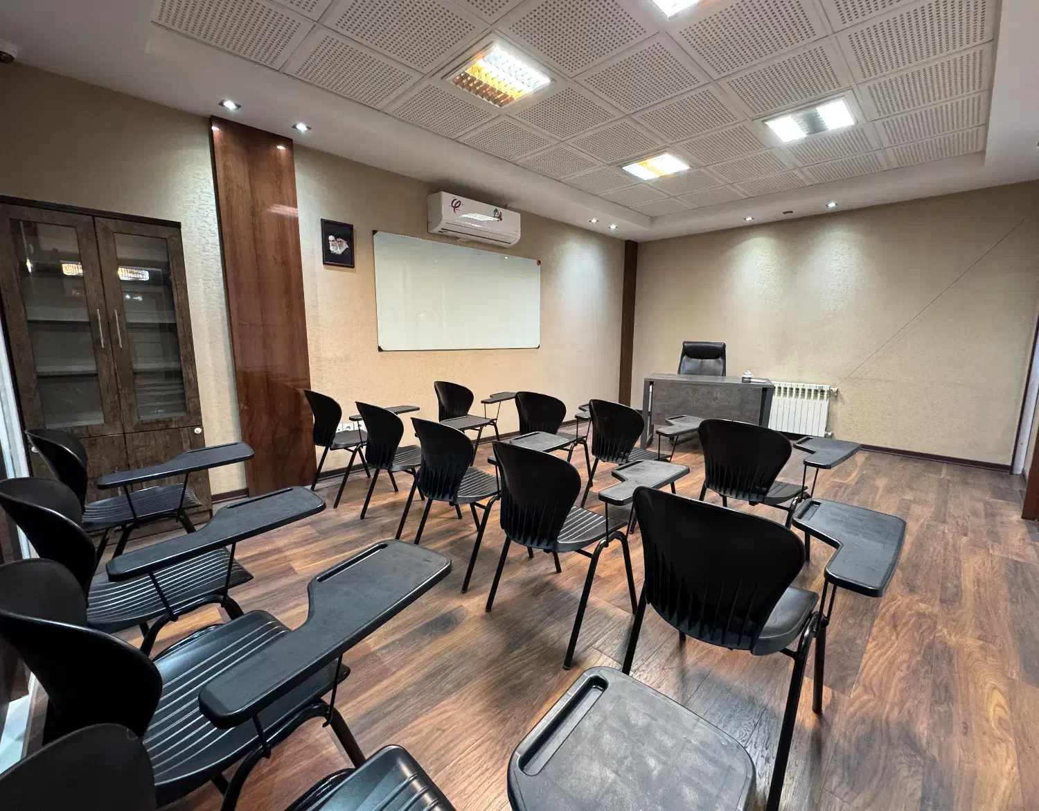 اجاره کلاس و دفتر جلسات اشتراکی و برگزاری وبینار|اجارهٔ کوتاهمدت دفتر کار و فضای آموزشی|تهران, میرداماد|دیوار