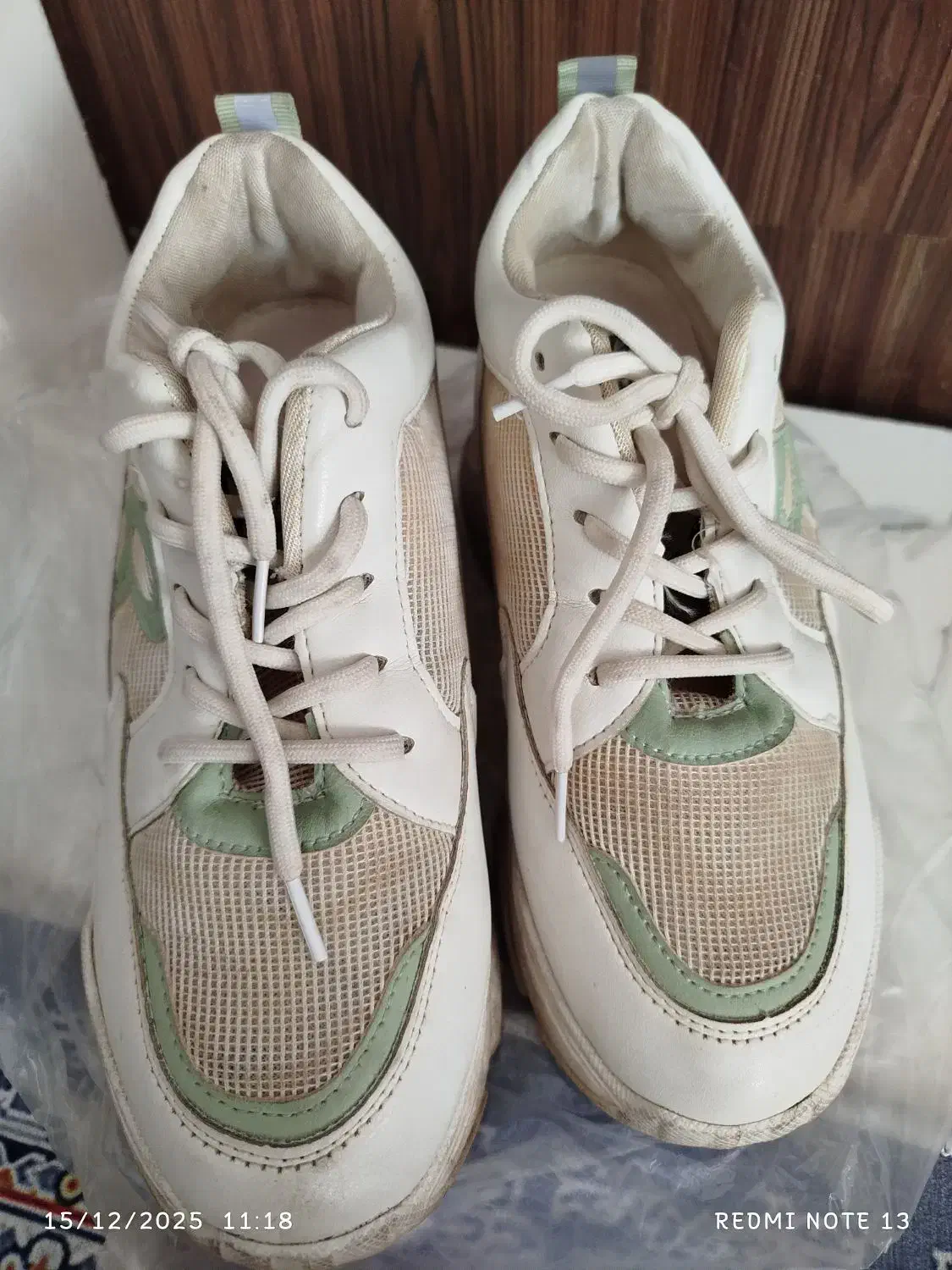 کتونی سفید و پاشنه‌دار|کیف، کفش، کمربند|شازند, |دیوار