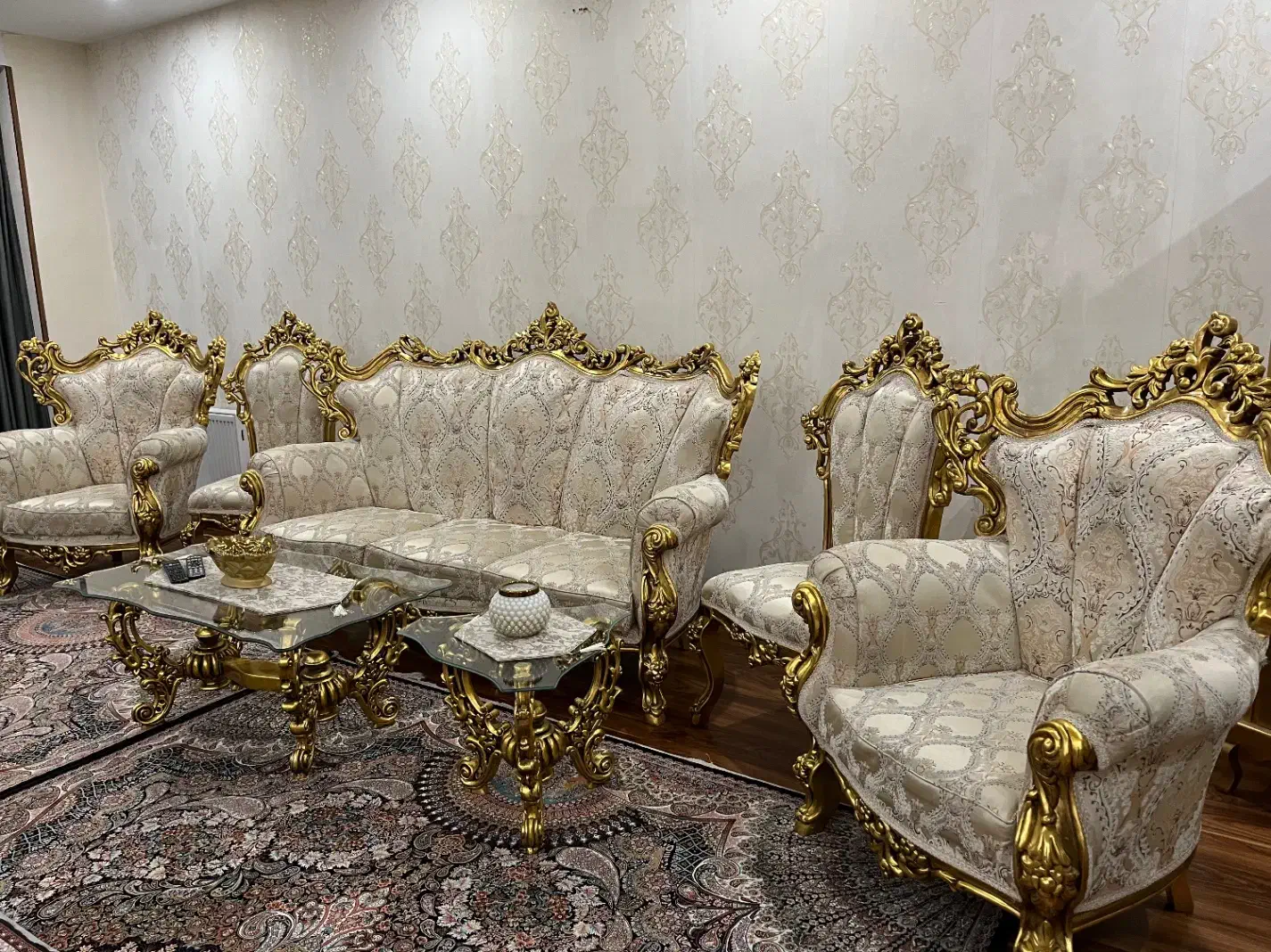 مبل نه نفره سلطنتی بسیار زیباوشیک|مبلمان خانگی و میز عسلی|مشکیندشت, |دیوار