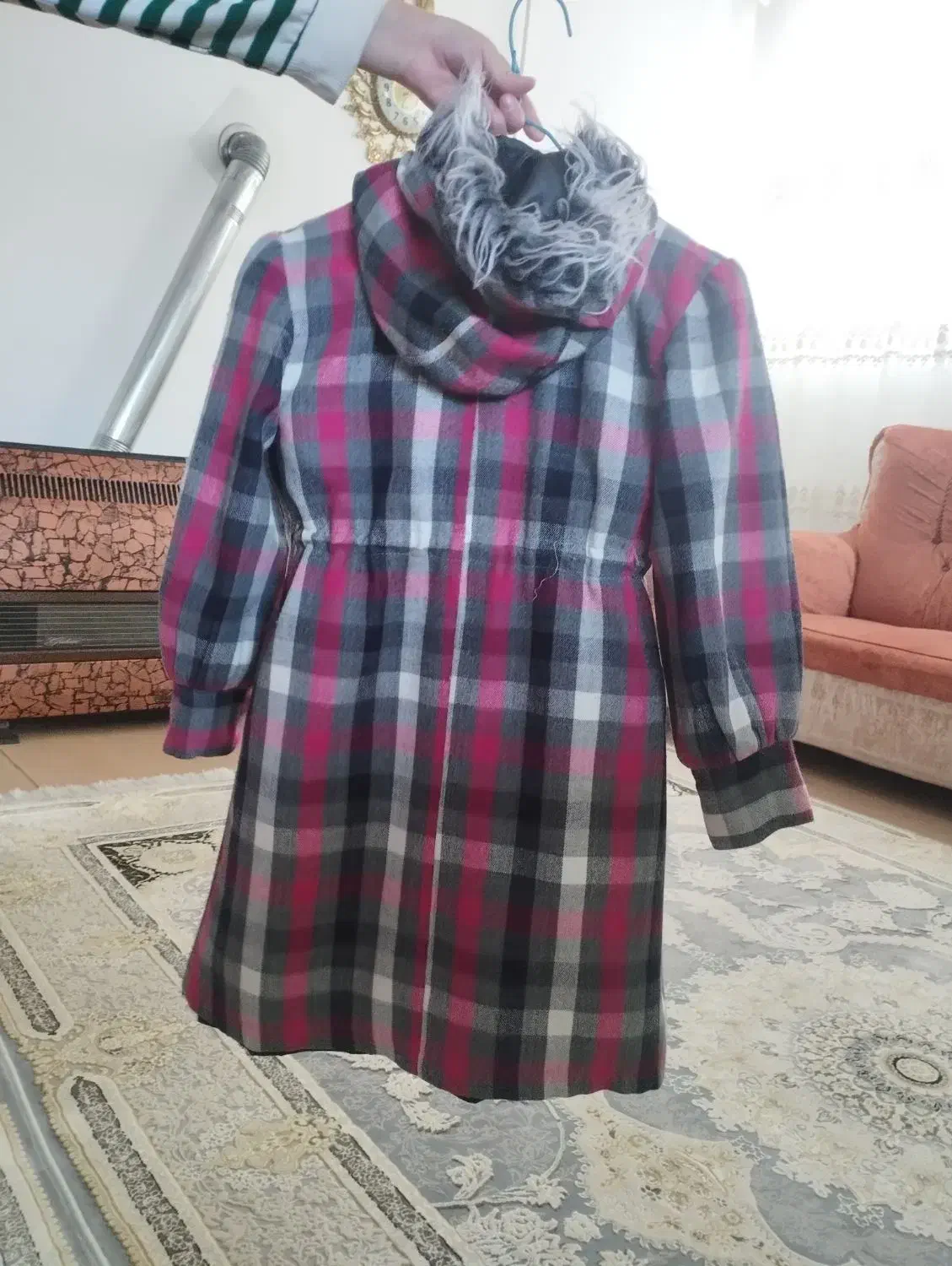 پالتوی تازه وتمیز|لباس|نقده, |دیوار