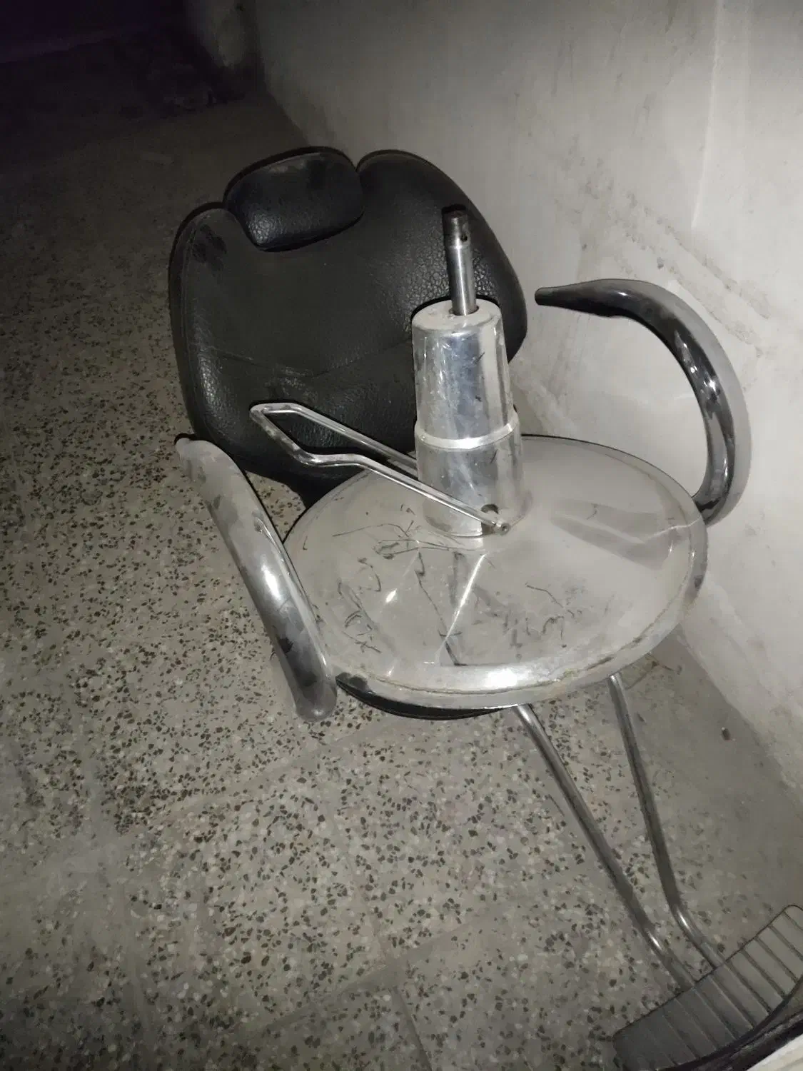 صندلی ارایشگاه|آرایشگاه و سالنهای زیبایی|اصفهان, برازنده|دیوار