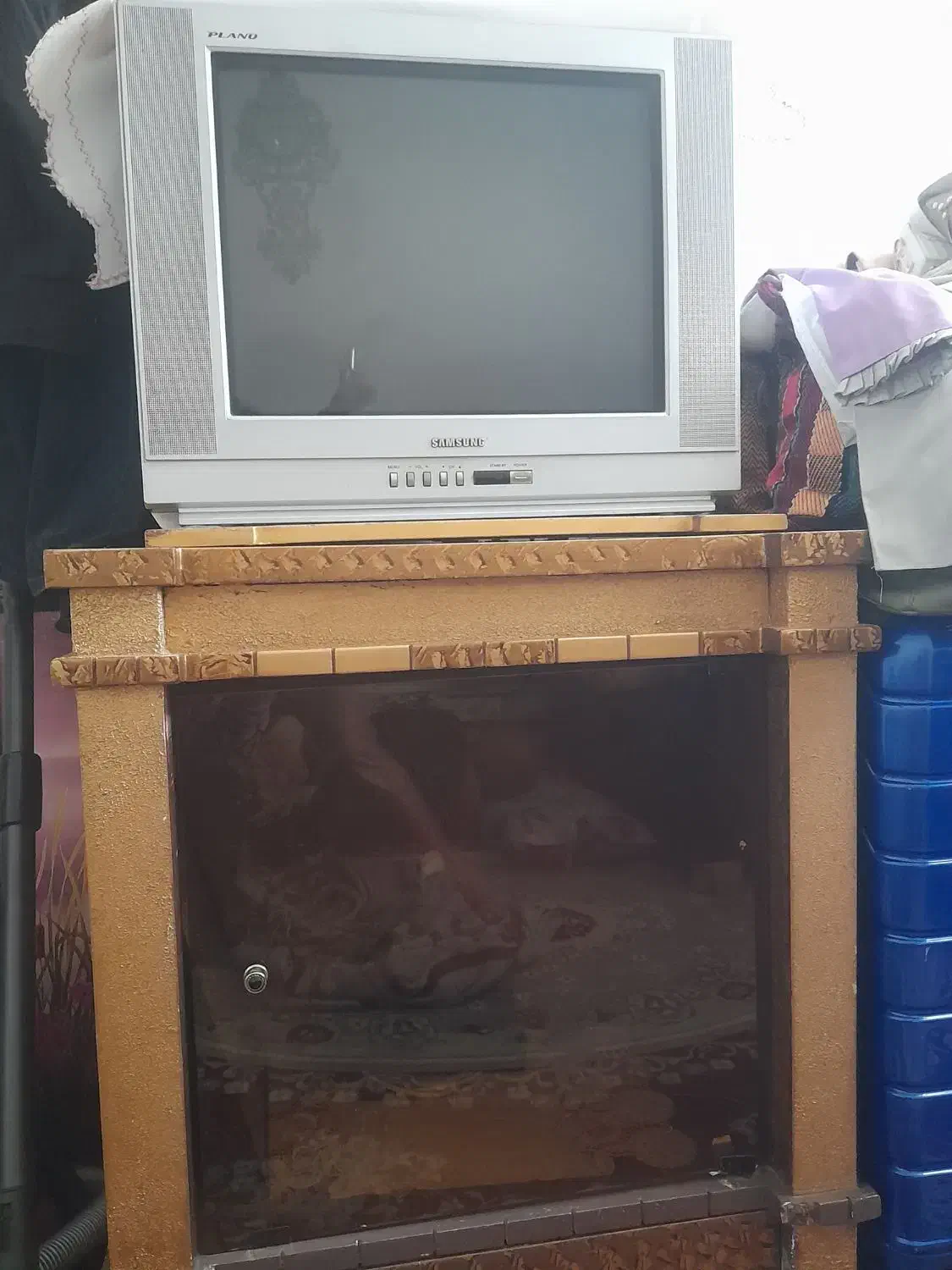 فروش تلویزیون و میز زیر تلویزیون|تلویزیون و پروژکتور|الیگودرز, |دیوار