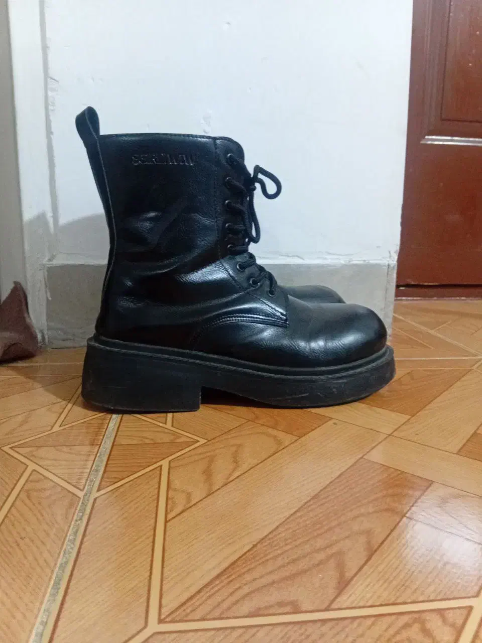 پوتین در حد نو|کیف، کفش، کمربند|آبیک, |دیوار