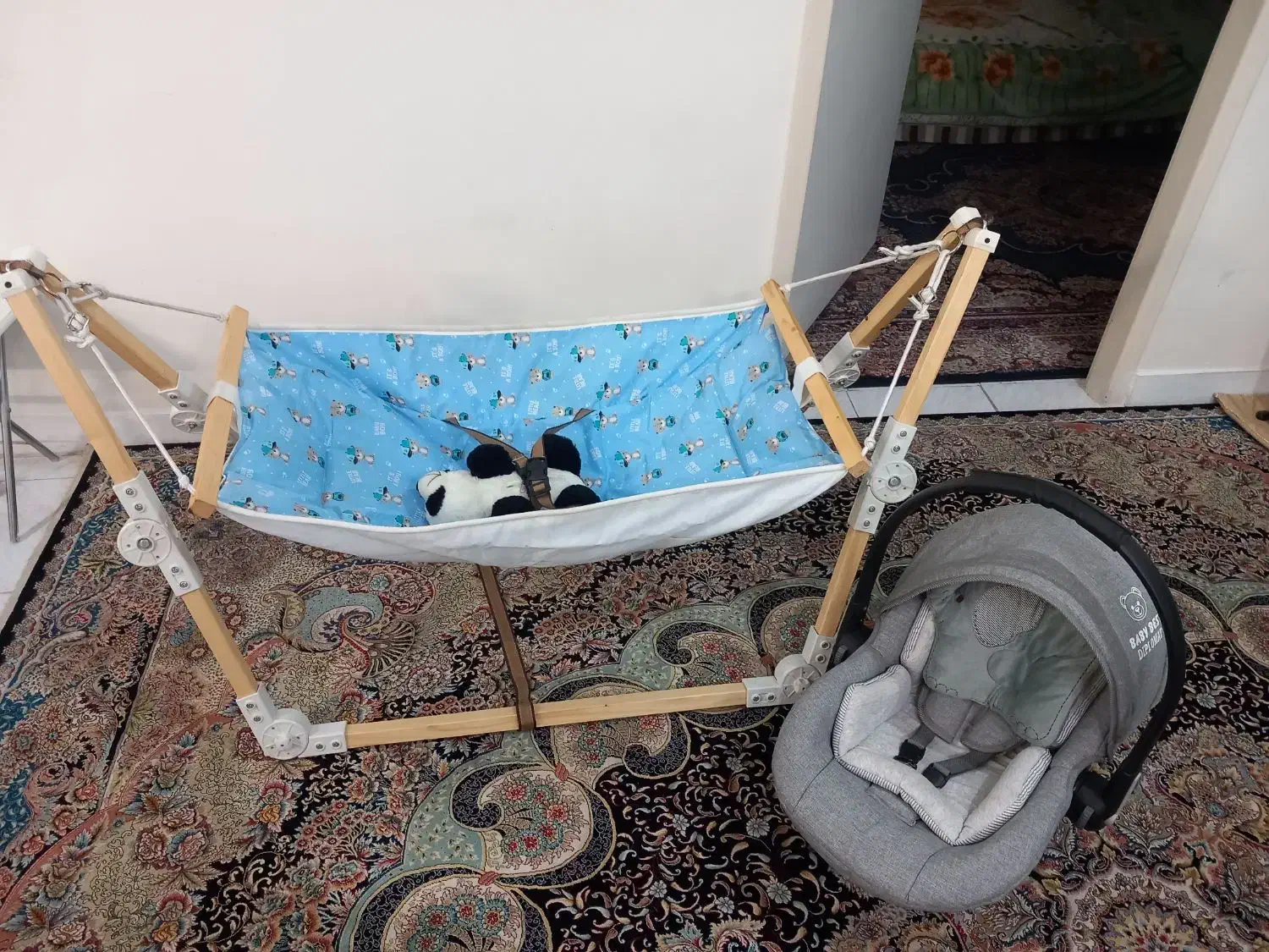 گهواره کودک در حد نو و کریر نو|اسباب و اثاث بچه|کرج, برغان|دیوار