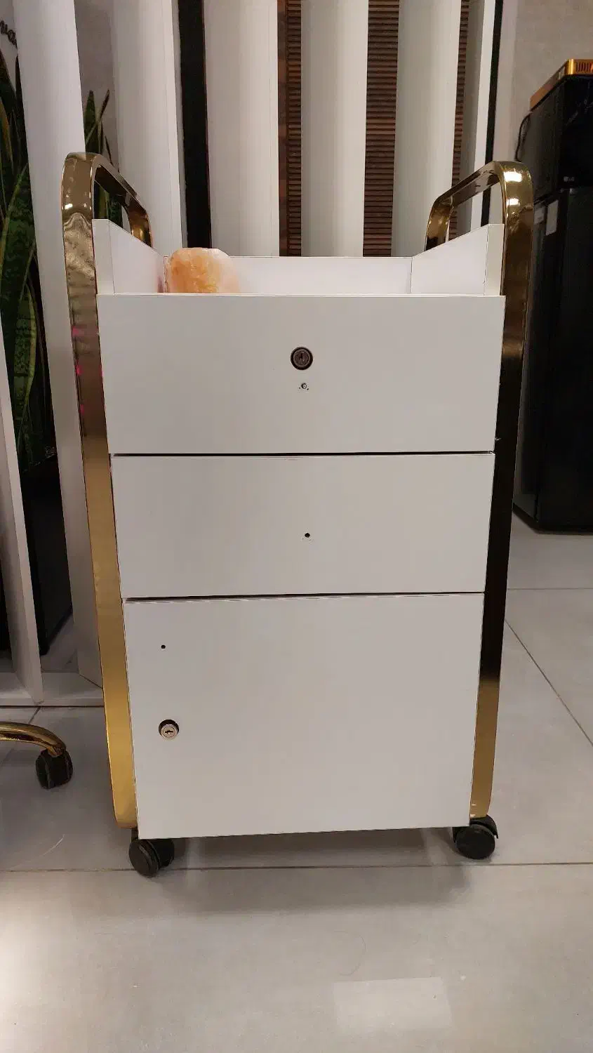 ترولی آرایشگاهی در حد نو قیمت عالی|آرایشگاه و سالنهای زیبایی|تهران, بلوار کشاورز|دیوار