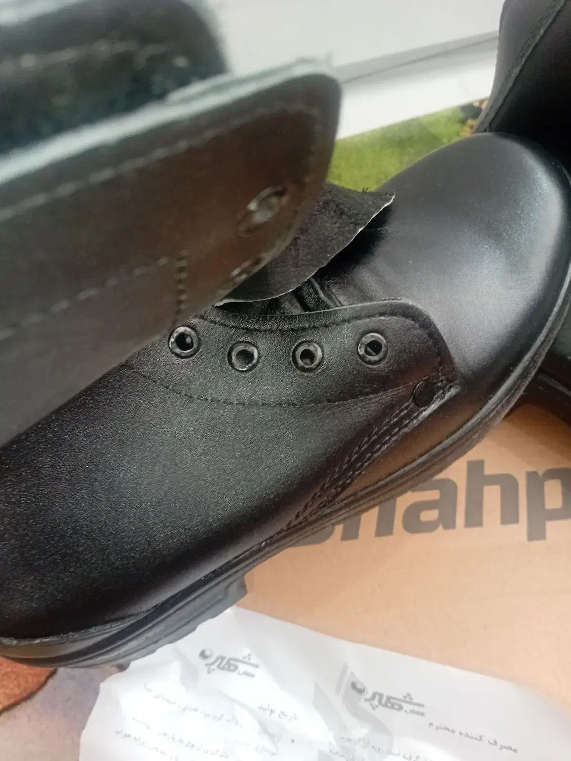 پوتین نظامی.کادر|کیف، کفش، کمربند|خاوران, |دیوار