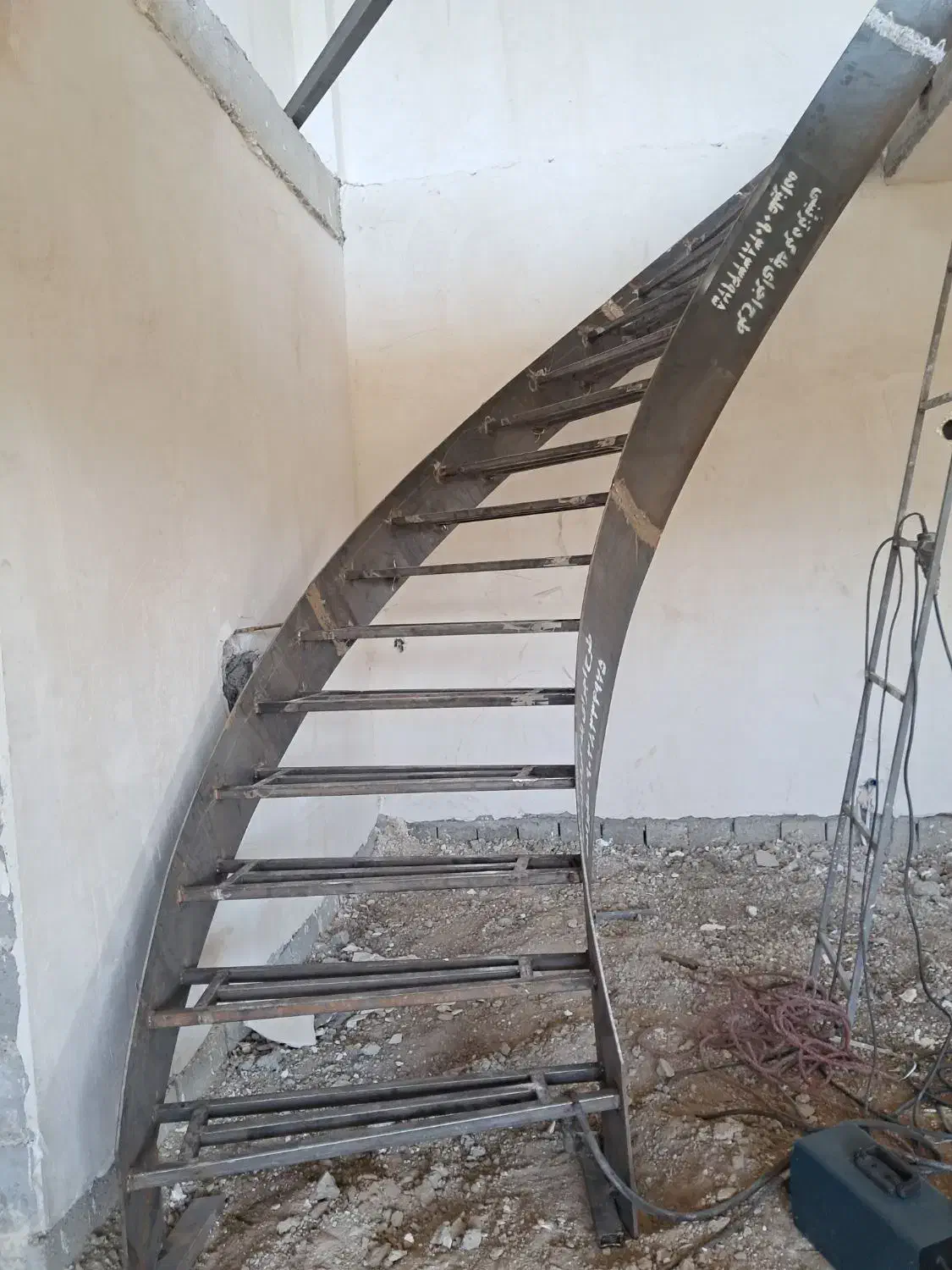 جوشکاری پله گرد ودرب و پنجره آهنی|خدمات پیشه و مهارت|اردبیل, |دیوار