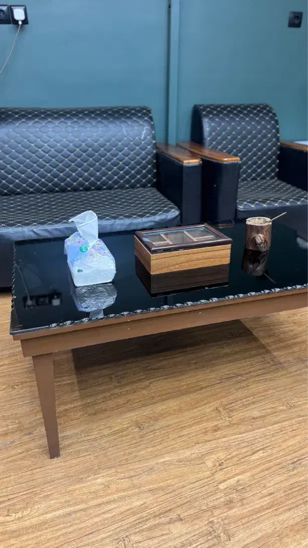 مبل چرم دسته چوبی نیم ست با میز|مبلمان خانگی و میز عسلی|کاشان, معلم|دیوار