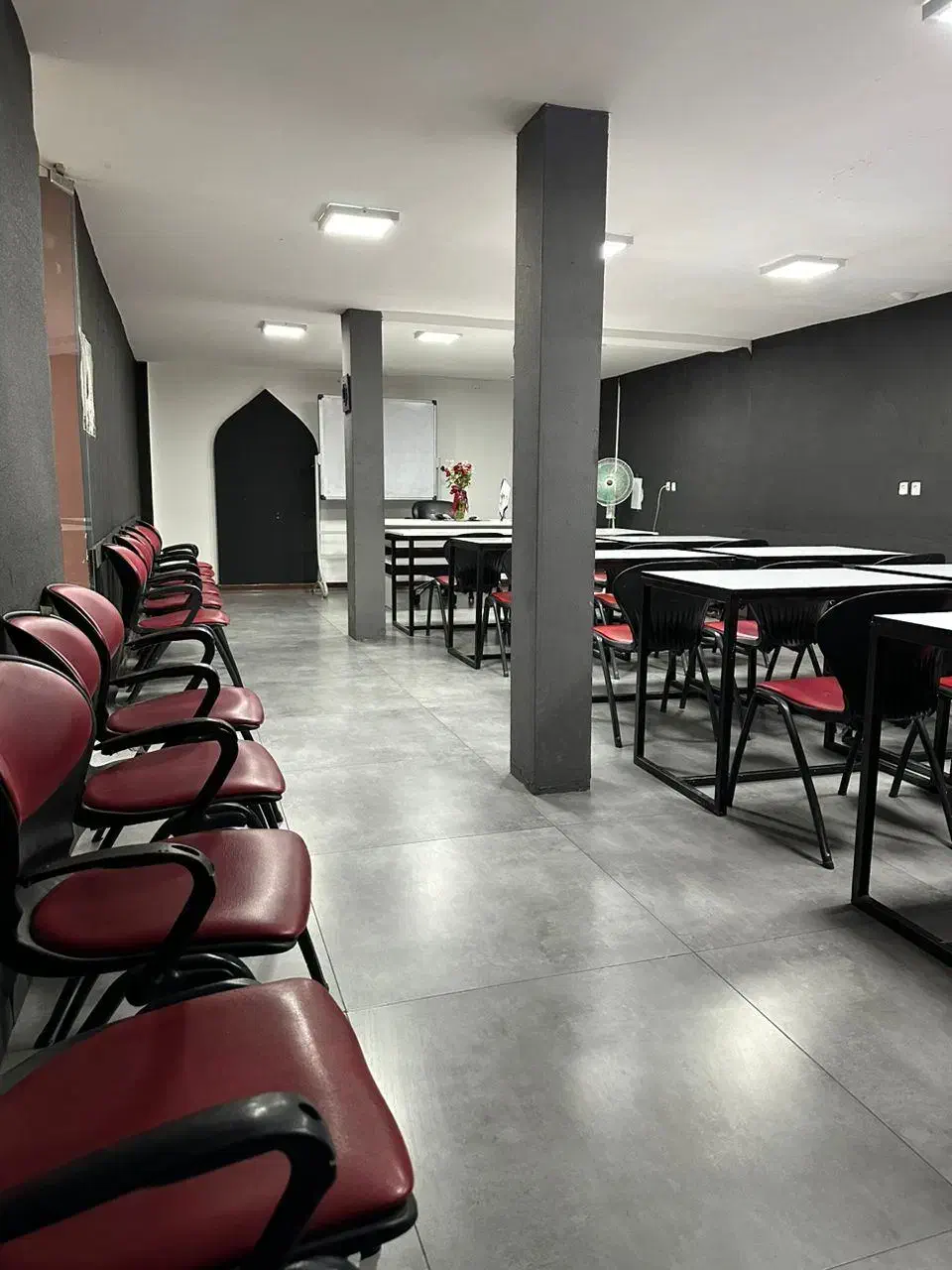 اجاره فضای آموزشی و میزکار|اجارهٔ کوتاه‌مدت دفتر کار و فضای آموزشی|اصفهان, سعادت‌آباد|دیوار