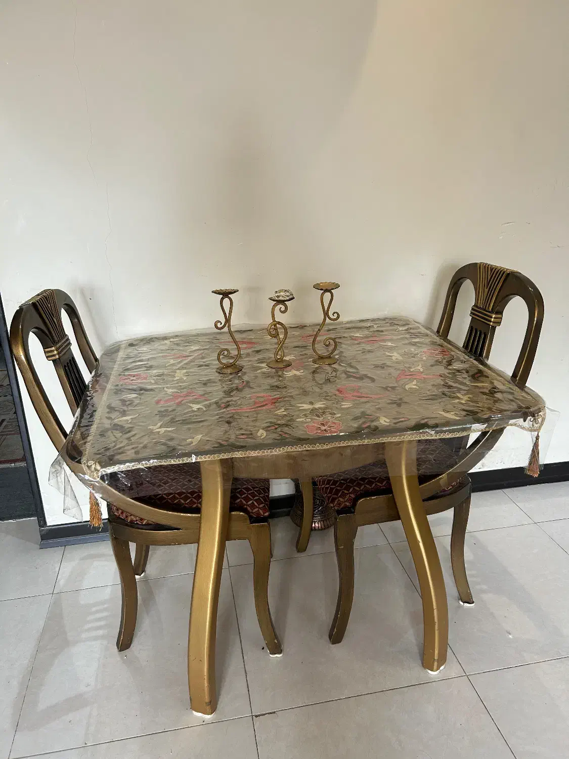 میز|میز و صندلی غذاخوری|اصفهان, جاوان|دیوار