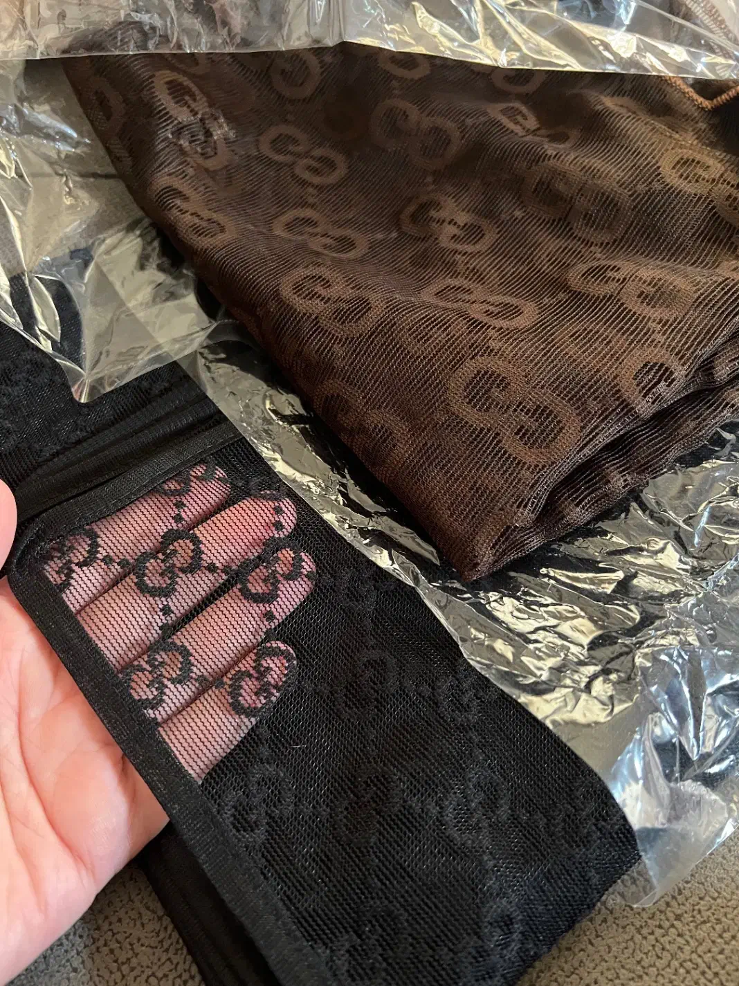 تعدادی شال توری و طرح دار|لباس|شیراز, قلعه شاهزاده بیگم|دیوار