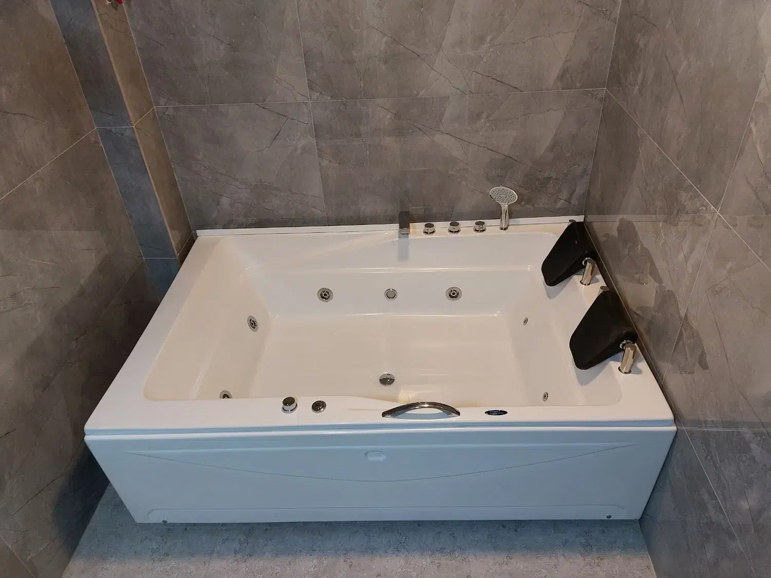 اجاره روزانه ویلای مدرن با وانجکوزی قلات گویم|اجارهٔ کوتاهمدت ویلا و باغ|شیراز, قلات|دیوار