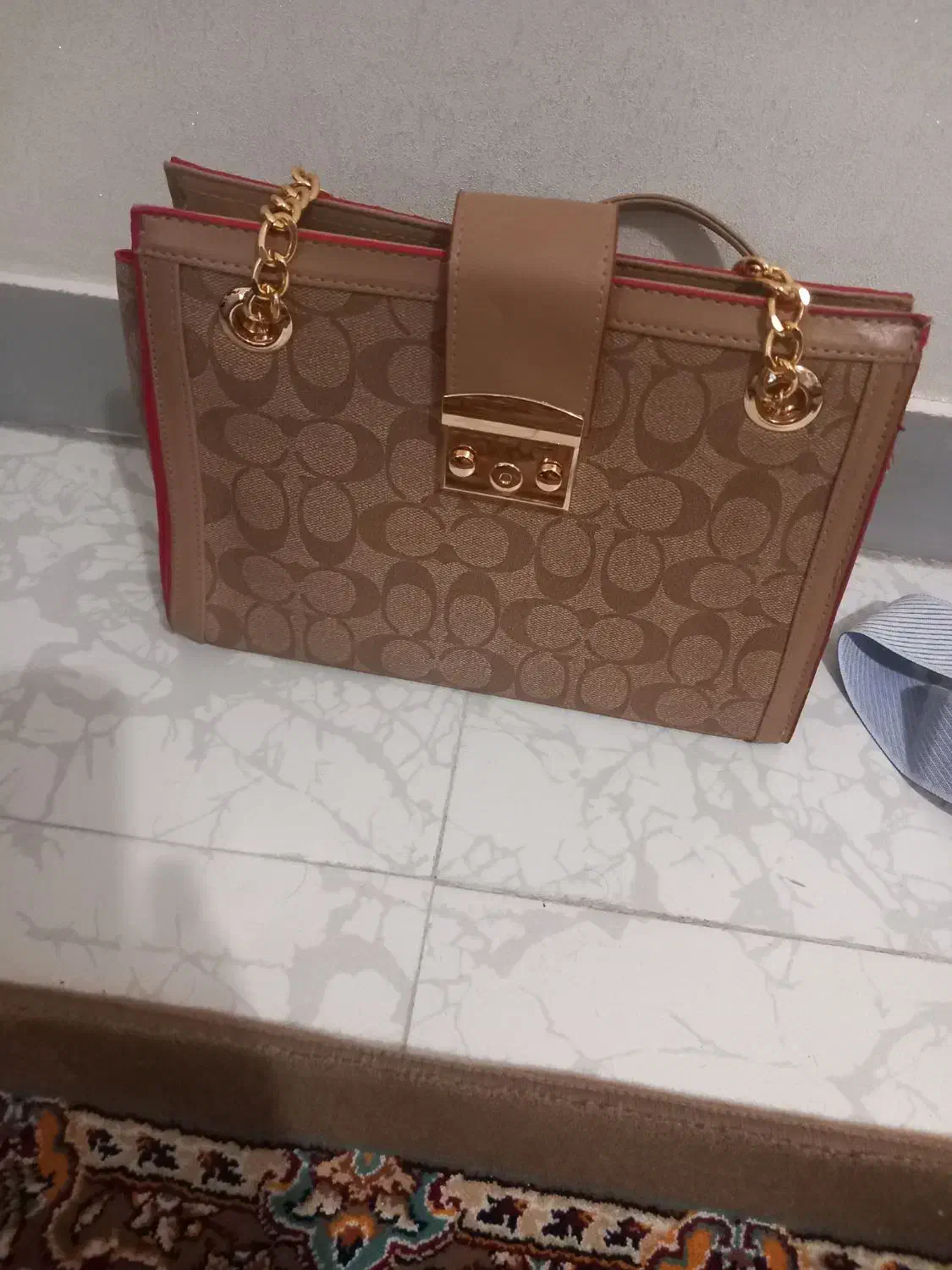 یک عدد کیف ترک.|کیف، کفش، کمربند|اندیشه, اندیشه فاز ۳|دیوار