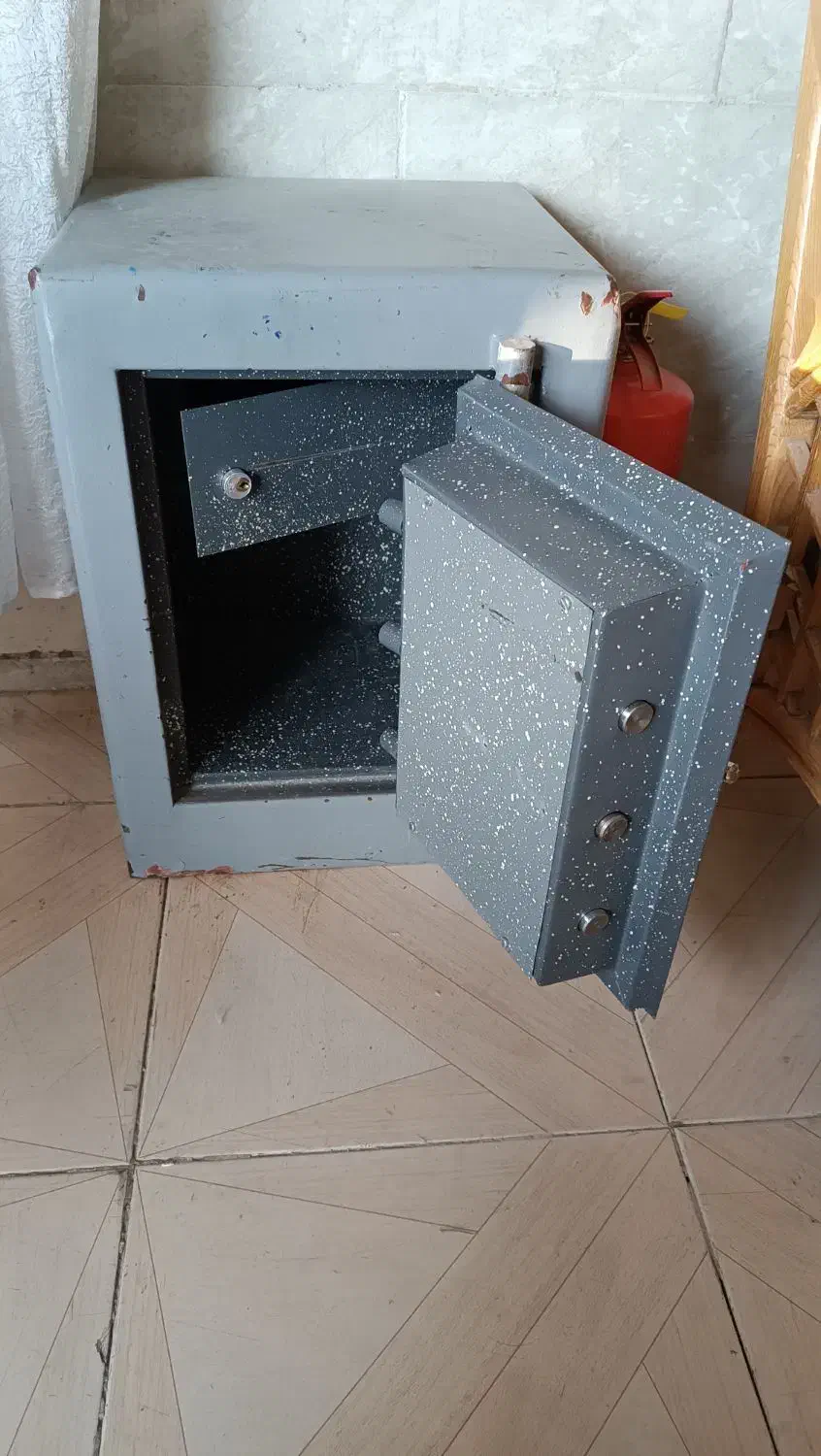 گاوصندق کاوه|ابزارآلات|الشتر, |دیوار