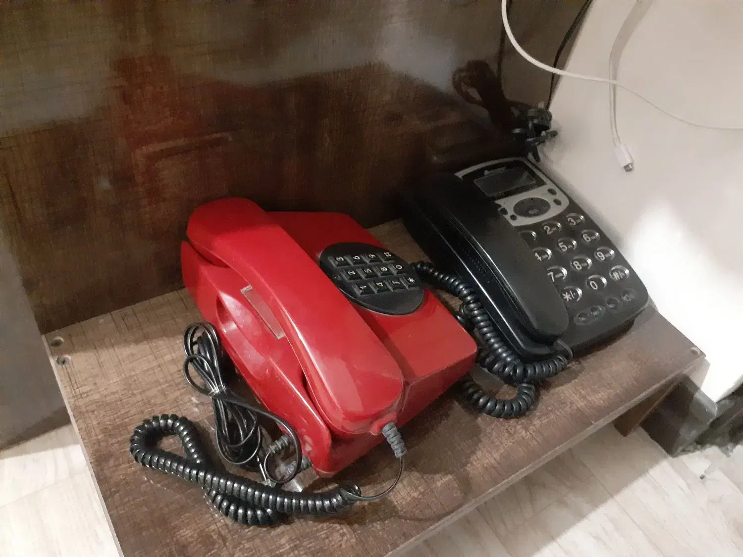 تلفن آلمانی قرمز|تلفن رومیزی|رشت, گلسار|دیوار