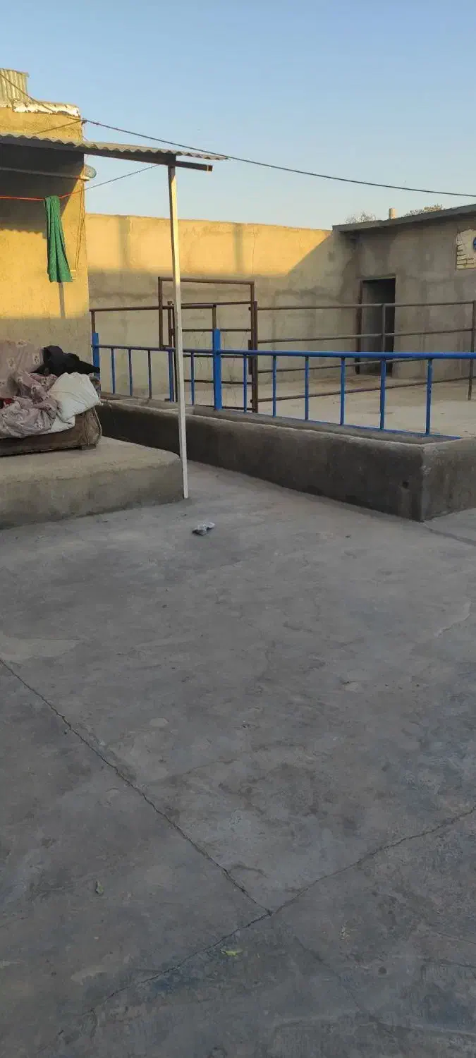 واحد مسکونی که در حال حاظر گاوداری است|فروش خانه و ویلا|بوئین زهرا, |دیوار