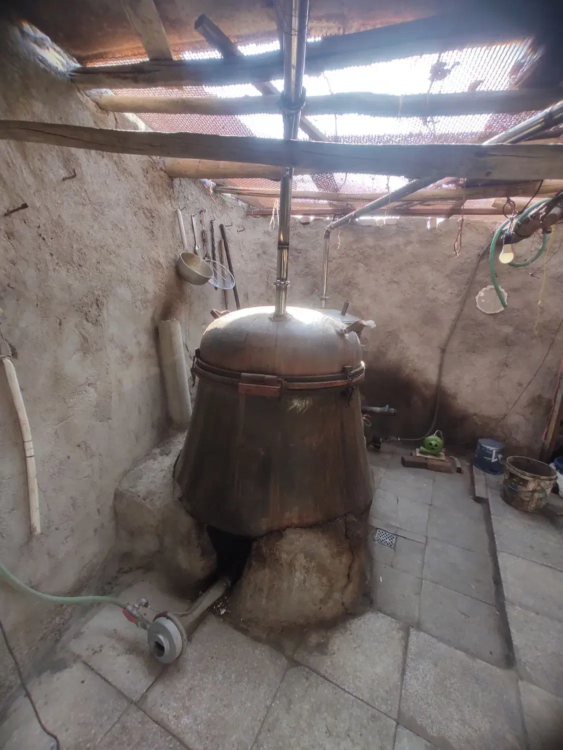 دیگ گلاب|ماشین‌آلات صنعتی|مهریز, |دیوار