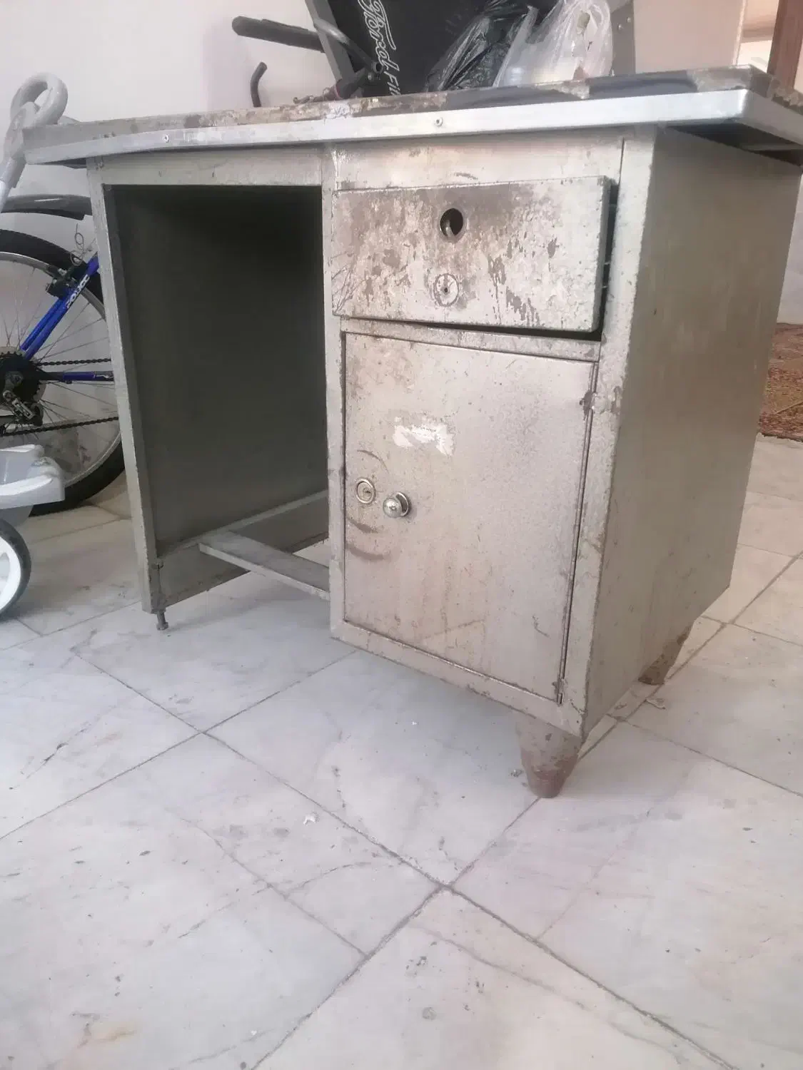 میز آهنی|میز تحریر و کامپیوتر|تربت‌حیدریه, قائم|دیوار