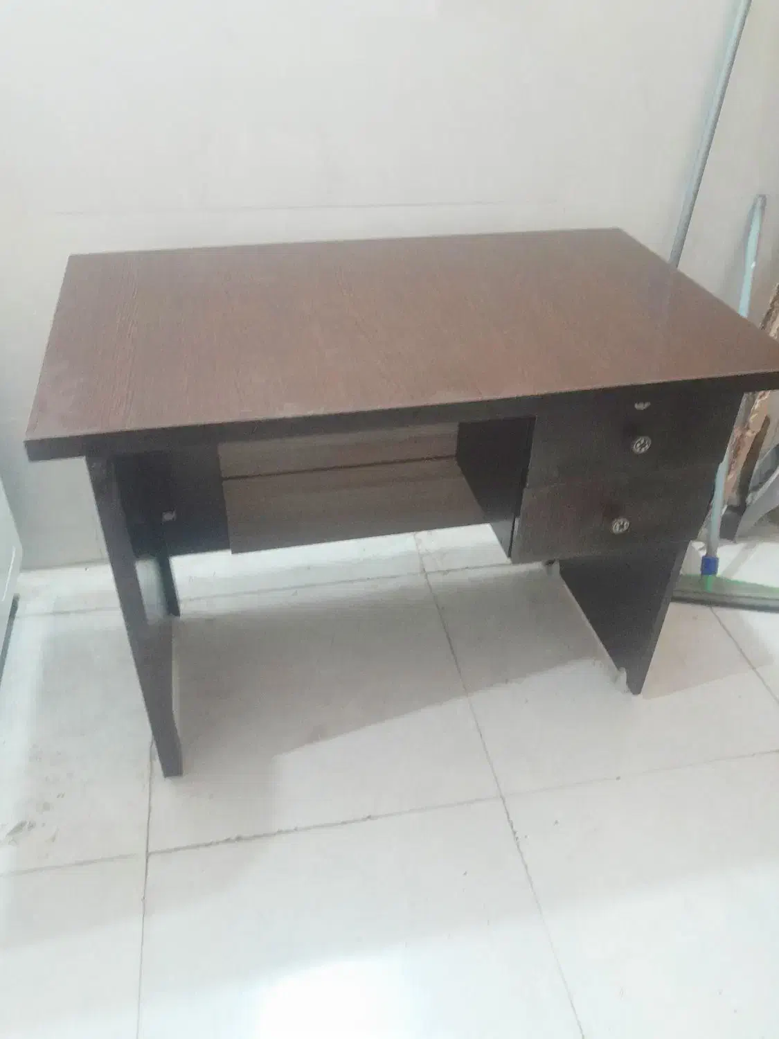 صندلی جک دارنوع  میز تحریر ترو تمیز در حدنوع|میز تحریر و کامپیوتر|ری, علایین|دیوار