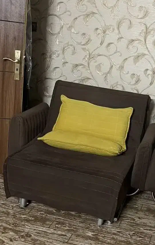 یک عدد مبل تخت شو|مبلمان خانگی و میز عسلی|قم, نخودی|دیوار