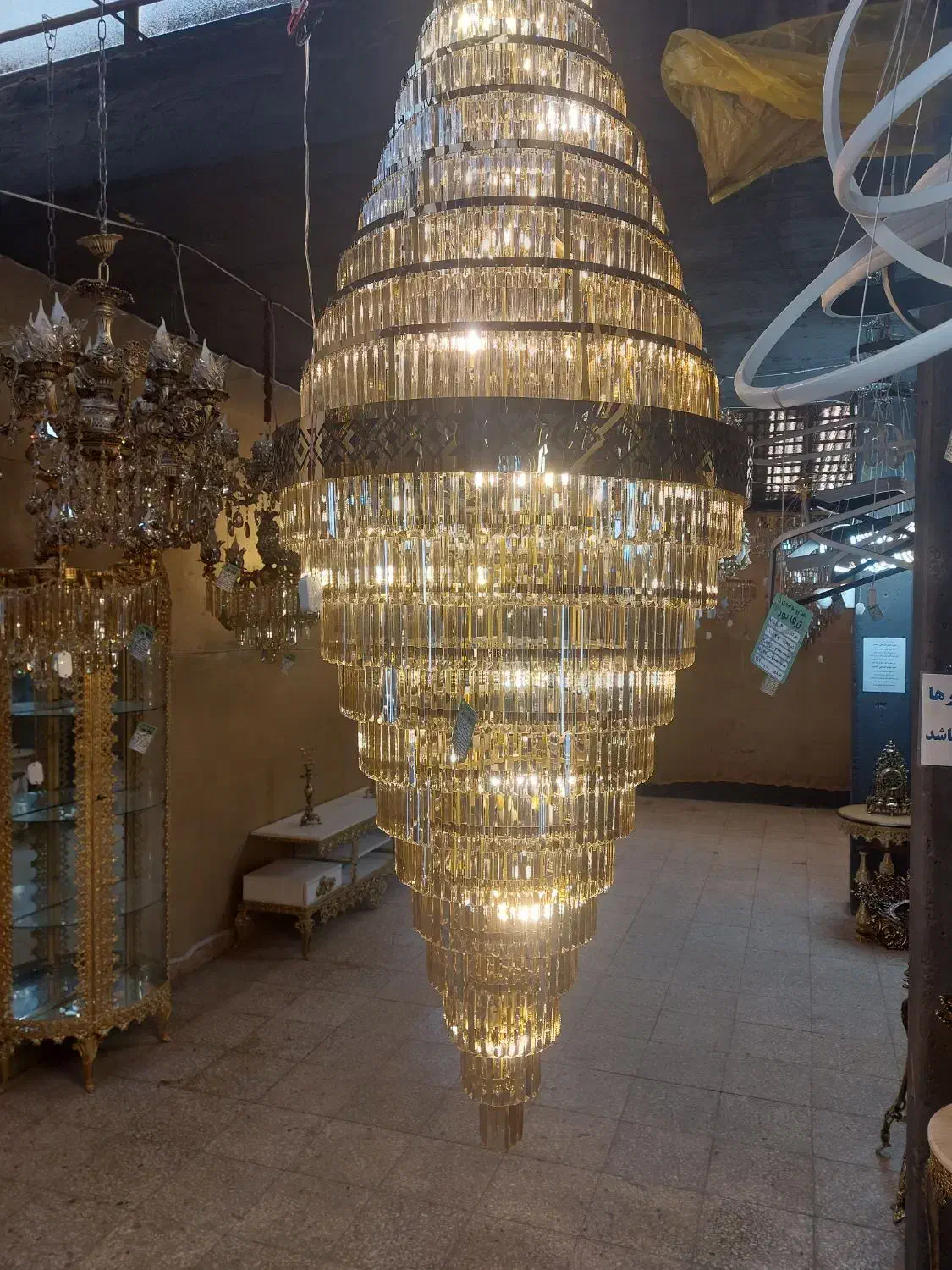 لوستر بزرگ|لوستر و چراغ آویز|اصفهان, کوجان|دیوار