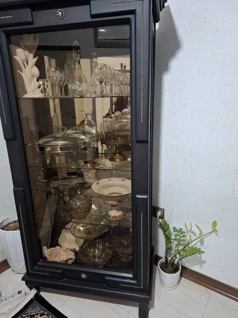 ویترین چراغ دار تمیز بخاطر جابه جای میفرشم|بوفه، ویترین، کنسول|بندر انزلی, معلم|دیوار